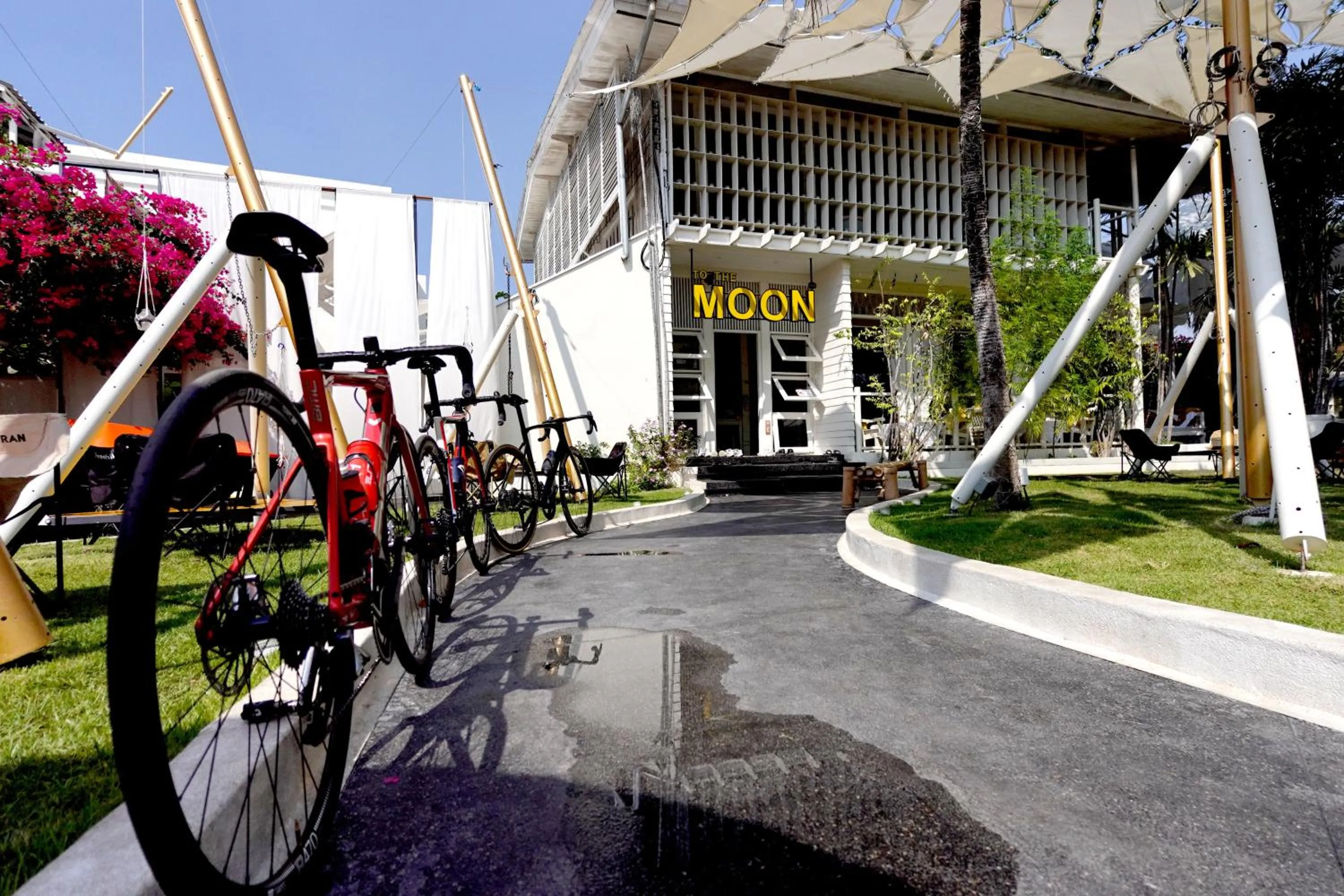 Day in To The Moon Guesthouse