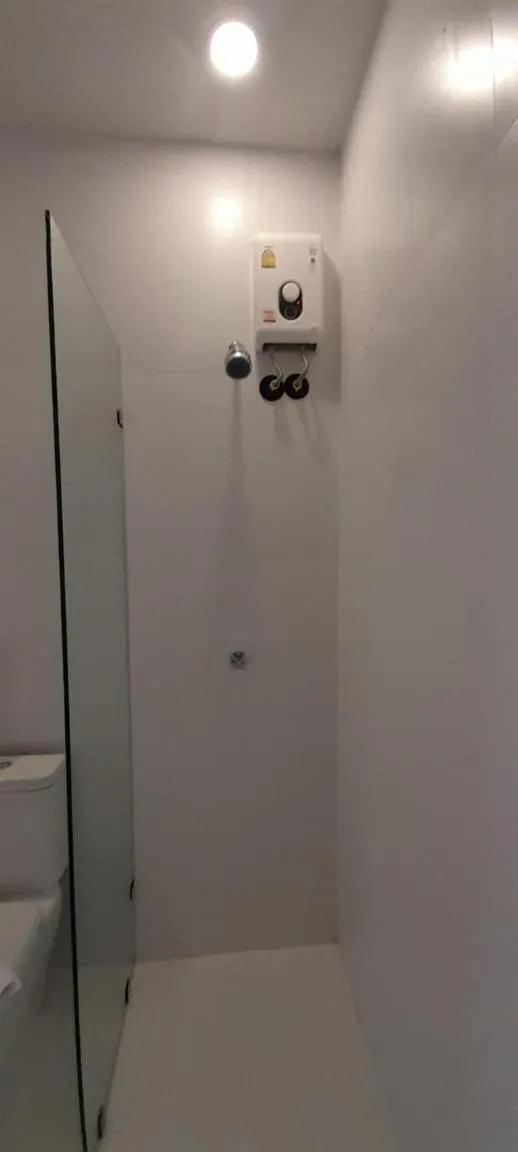 Shower in To The Moon Guesthouse