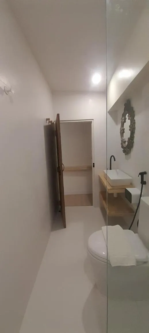 Shower in To The Moon Guesthouse