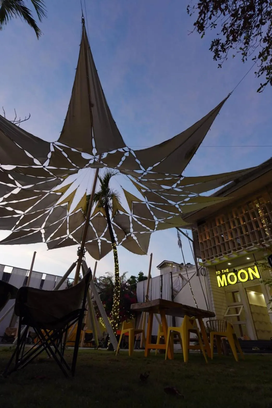 Day in To The Moon Guesthouse