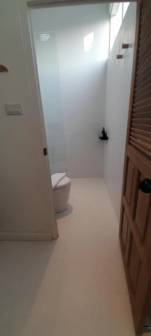 Shower in To The Moon Guesthouse