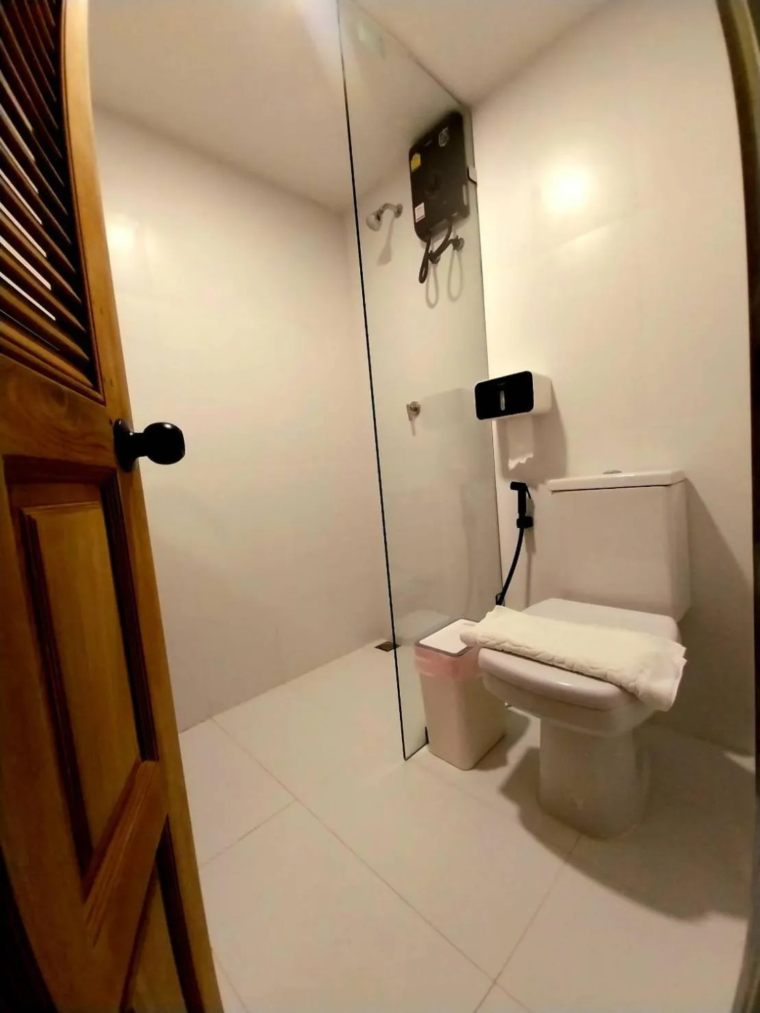 Shower in To The Moon Guesthouse