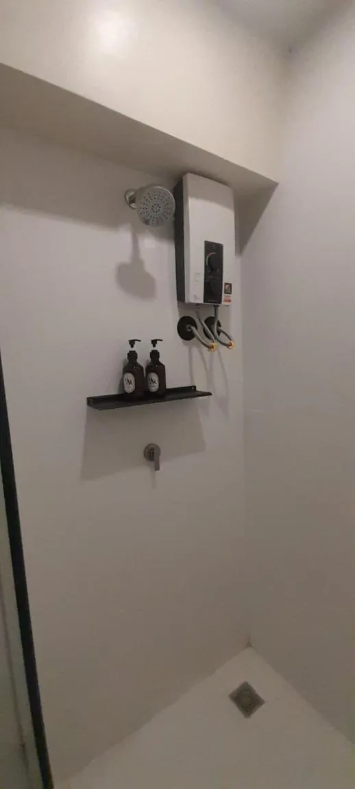 Shower in To The Moon Guesthouse