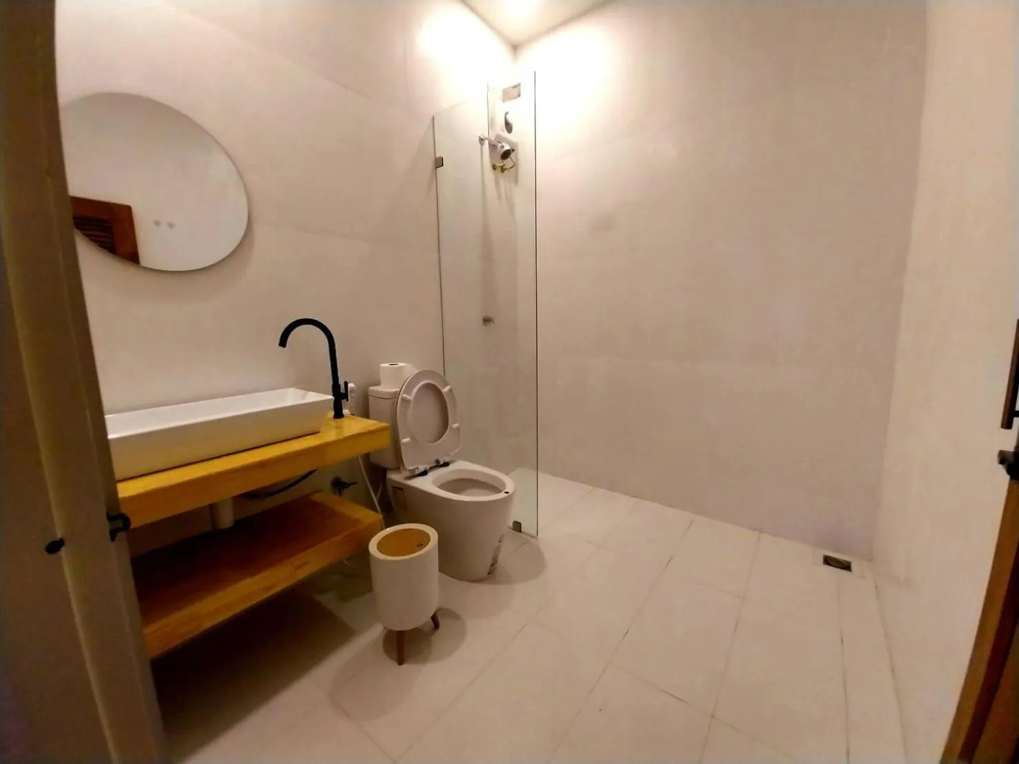 Shower in To The Moon Guesthouse