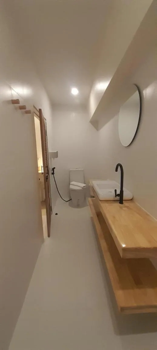 Toilet in To The Moon Guesthouse
