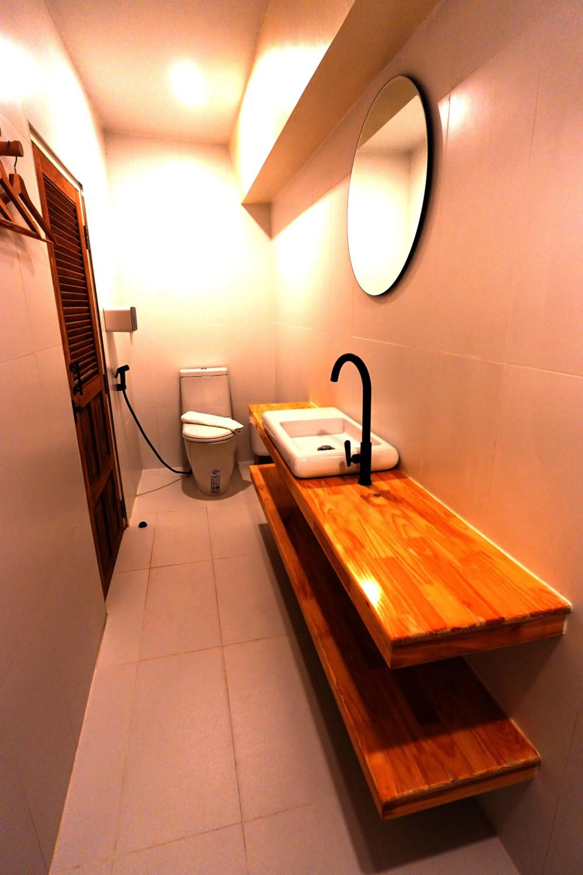 Toilet in To The Moon Guesthouse