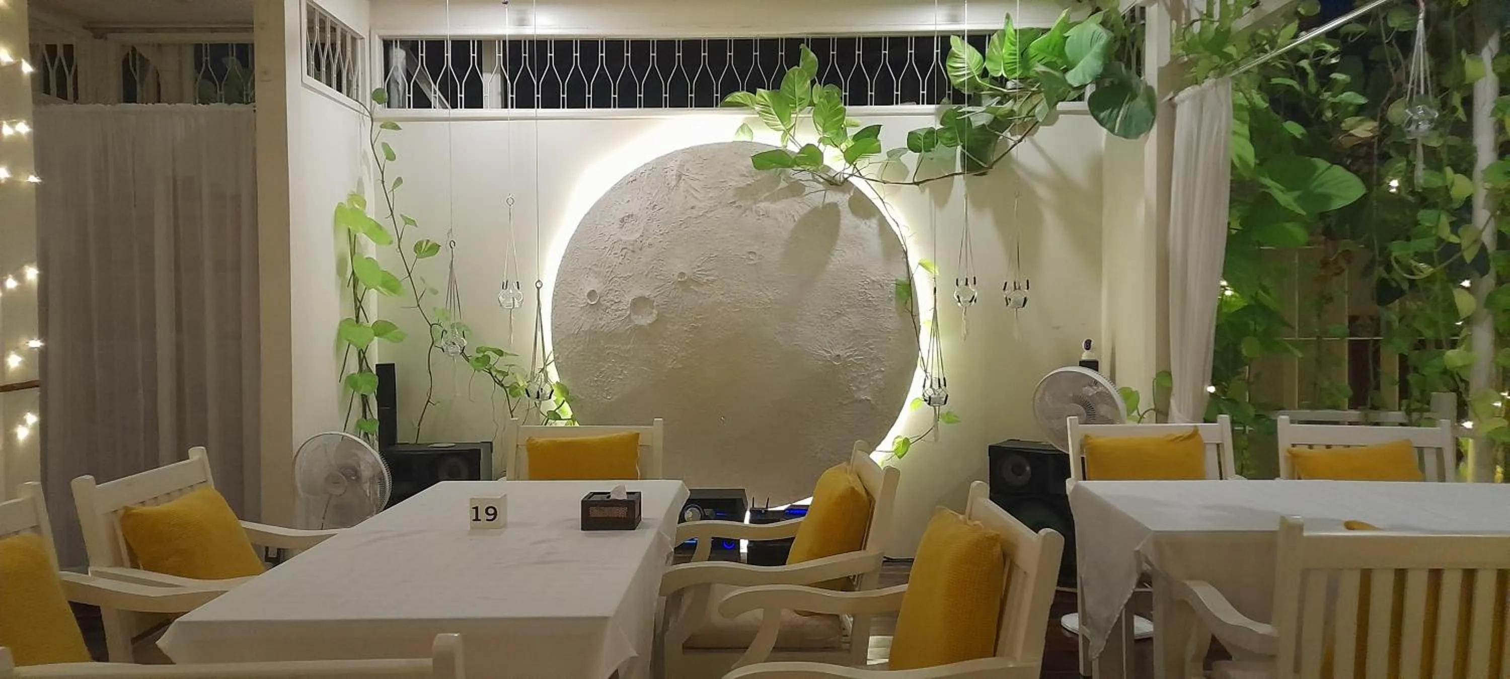 Restaurant/places to eat in To The Moon Guesthouse