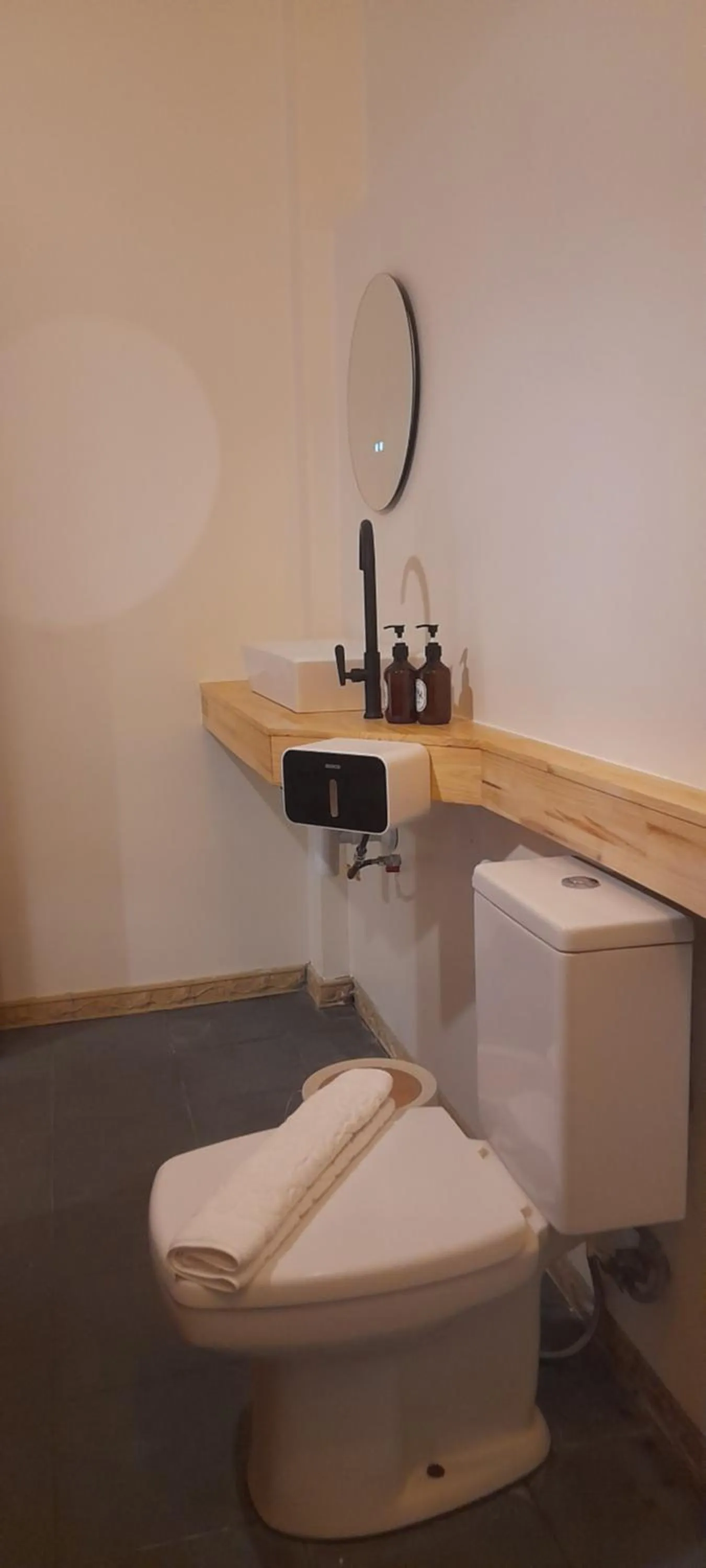 Shower in To The Moon Guesthouse