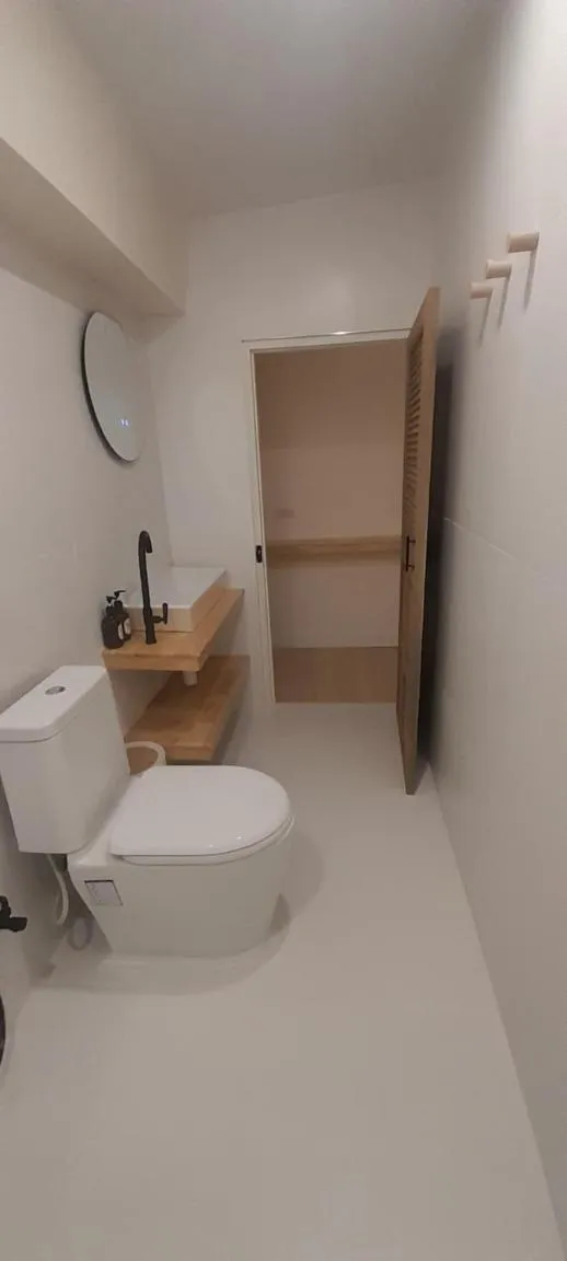 Toilet in To The Moon Guesthouse