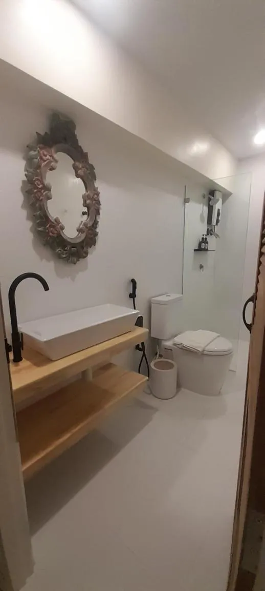 Shower in To The Moon Guesthouse