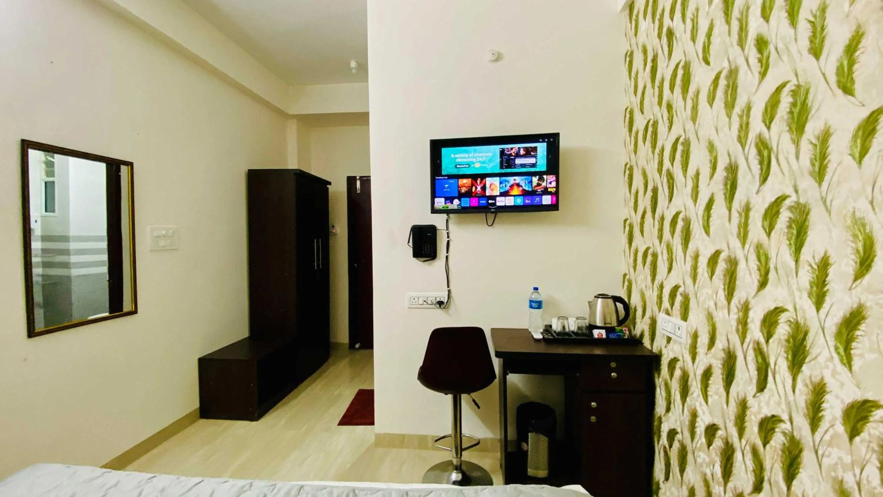 Communal lounge/ TV room, Bed in Hotel Regency