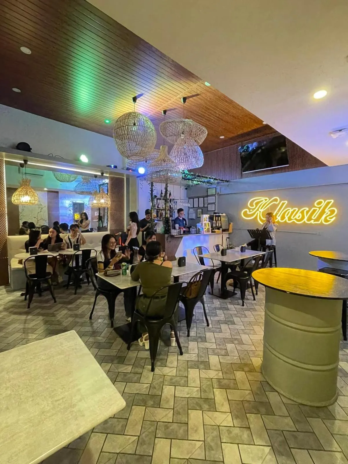 Restaurant/places to eat in Moonstar Cebu Capsule Hotel