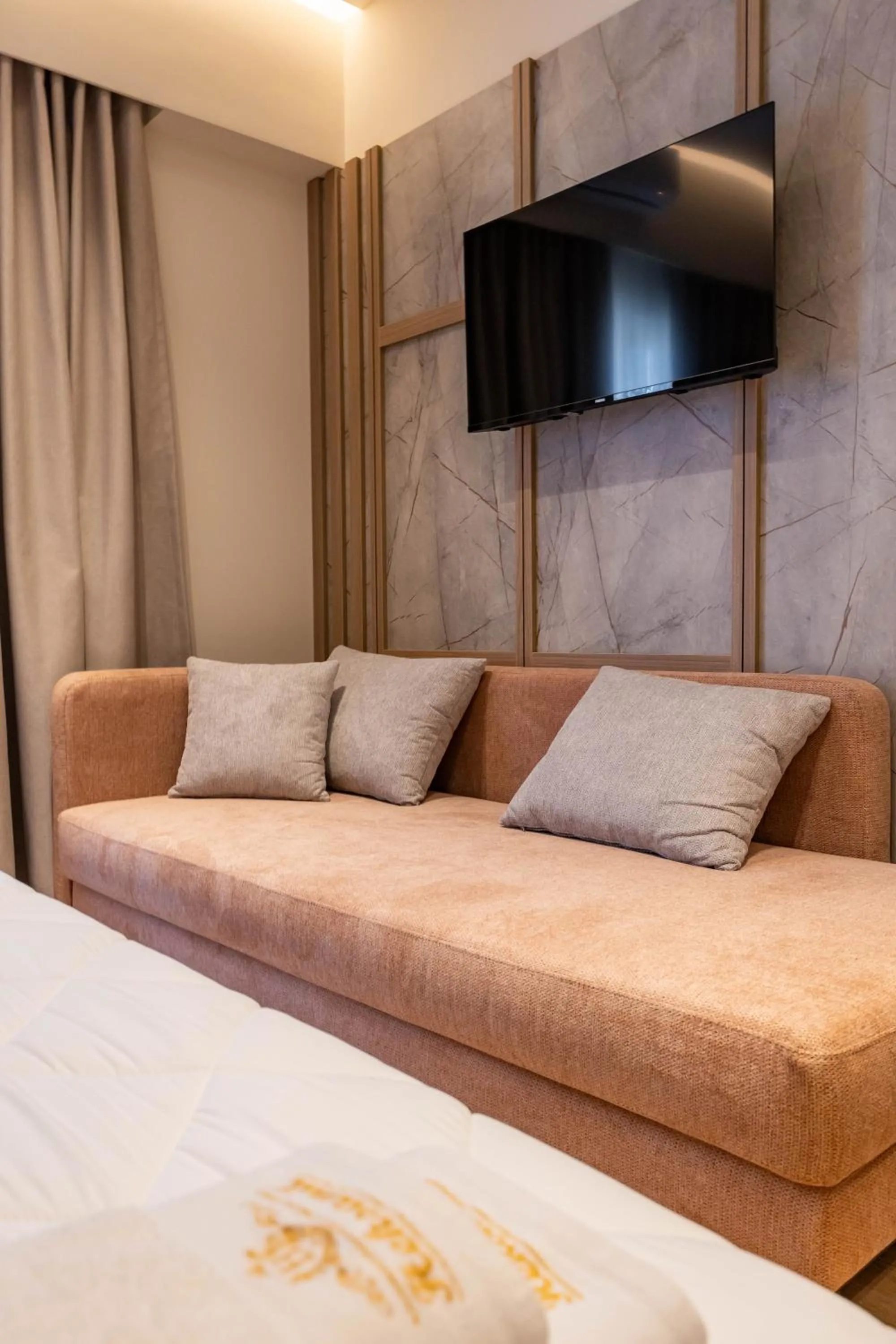 Seating area, Bed in Heksamil Hotel