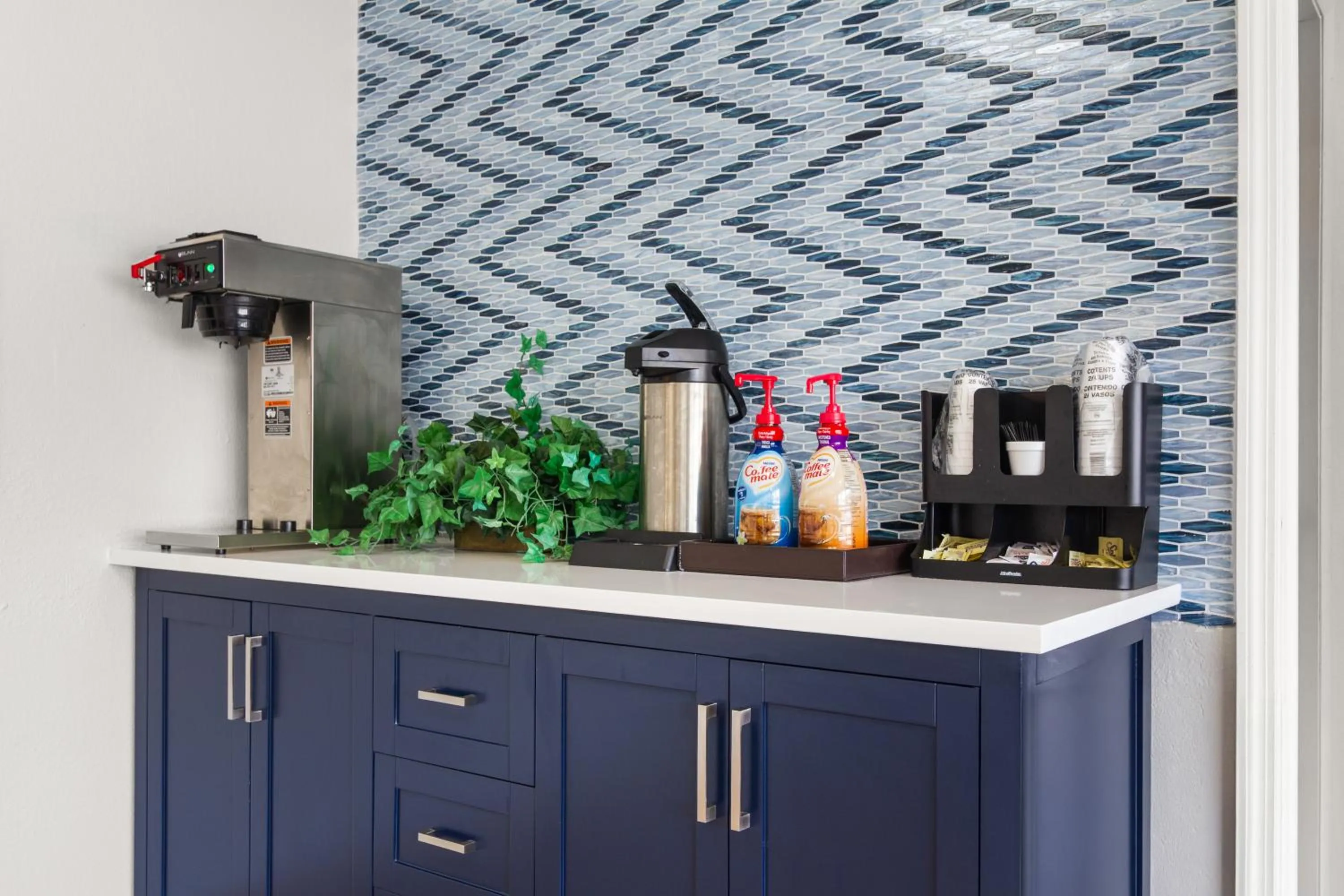 Coffee/tea facilities in Suburban Studios