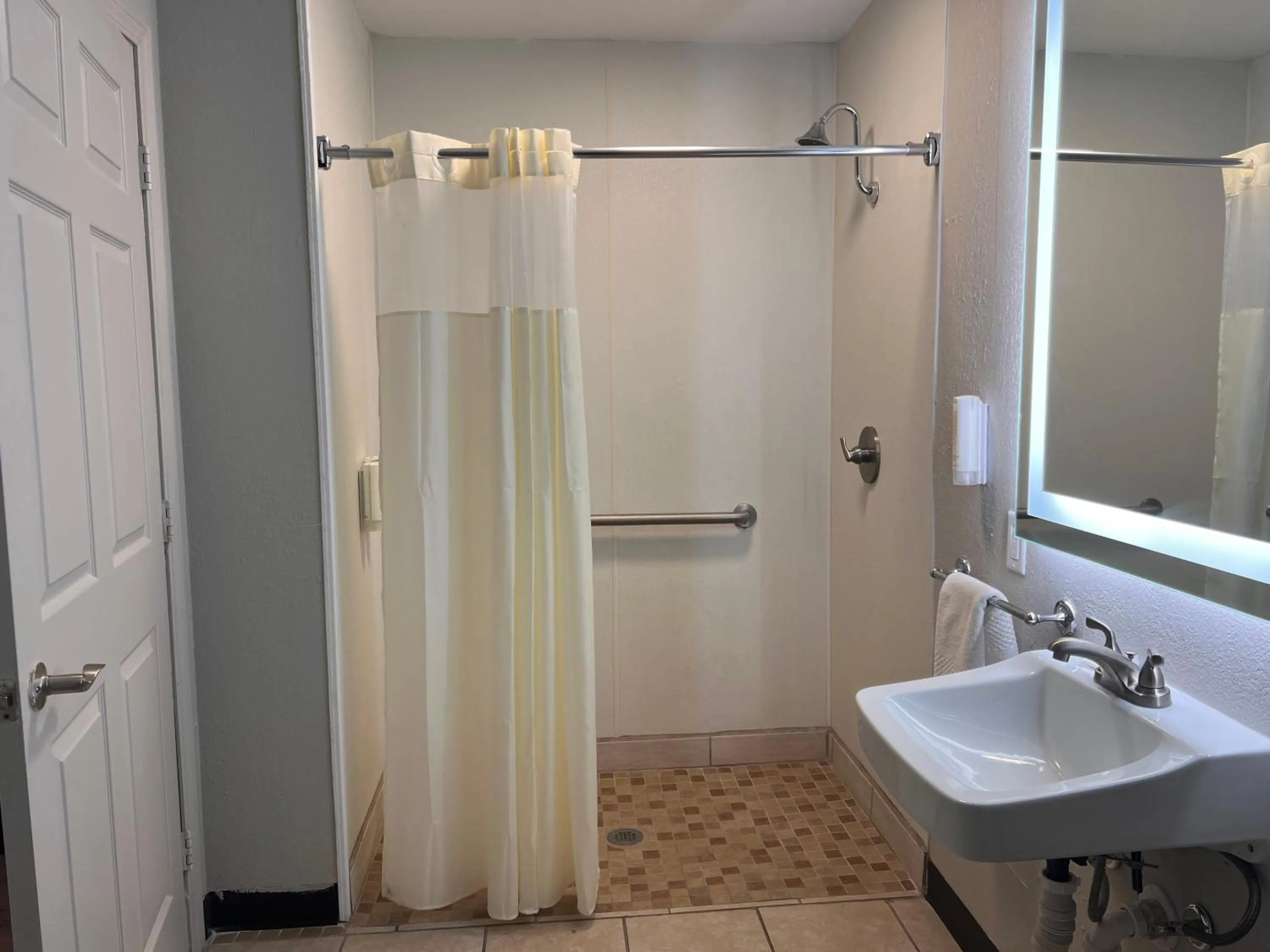 Shower in Rodeway Inn