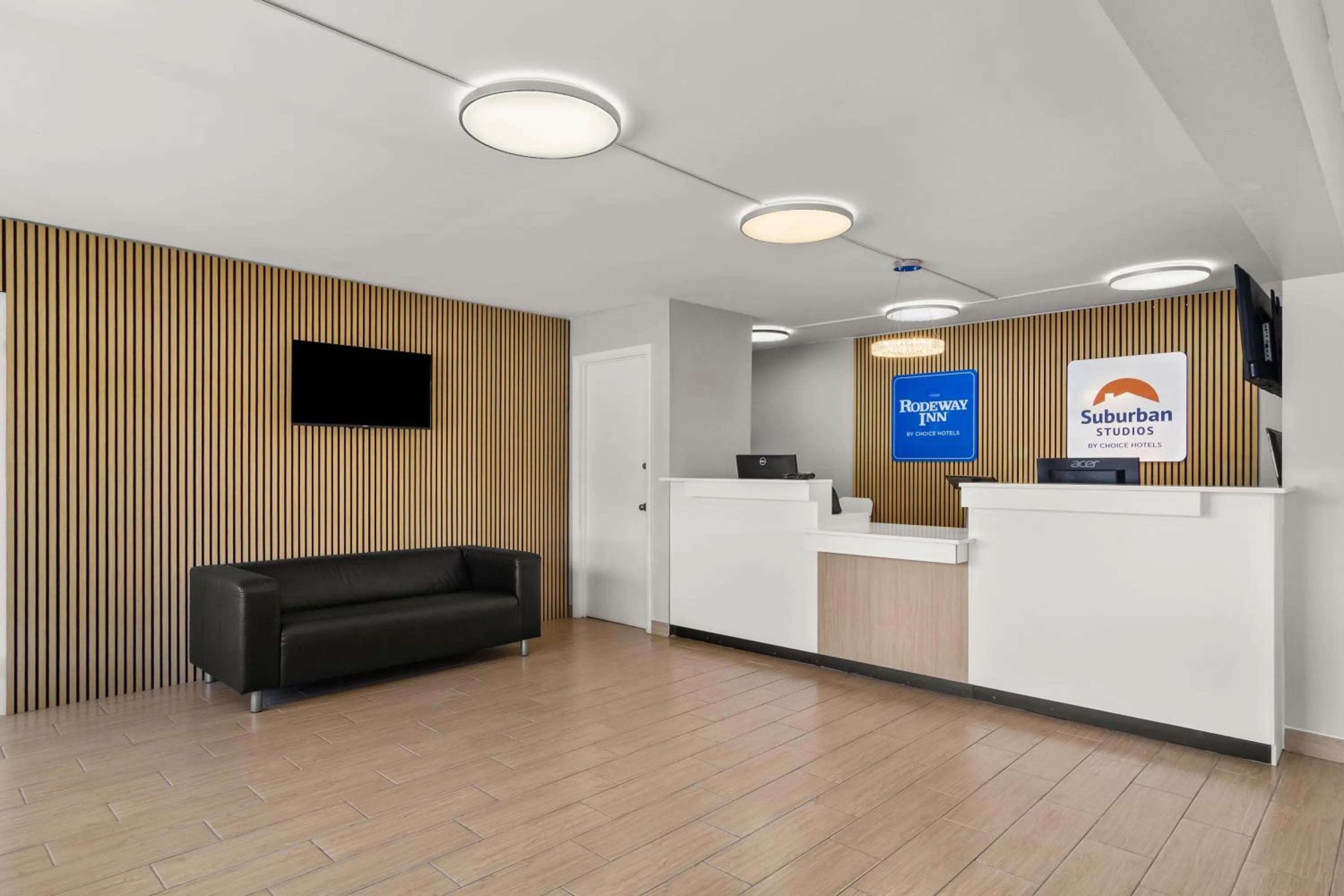 Lobby or reception in Suburban Studios