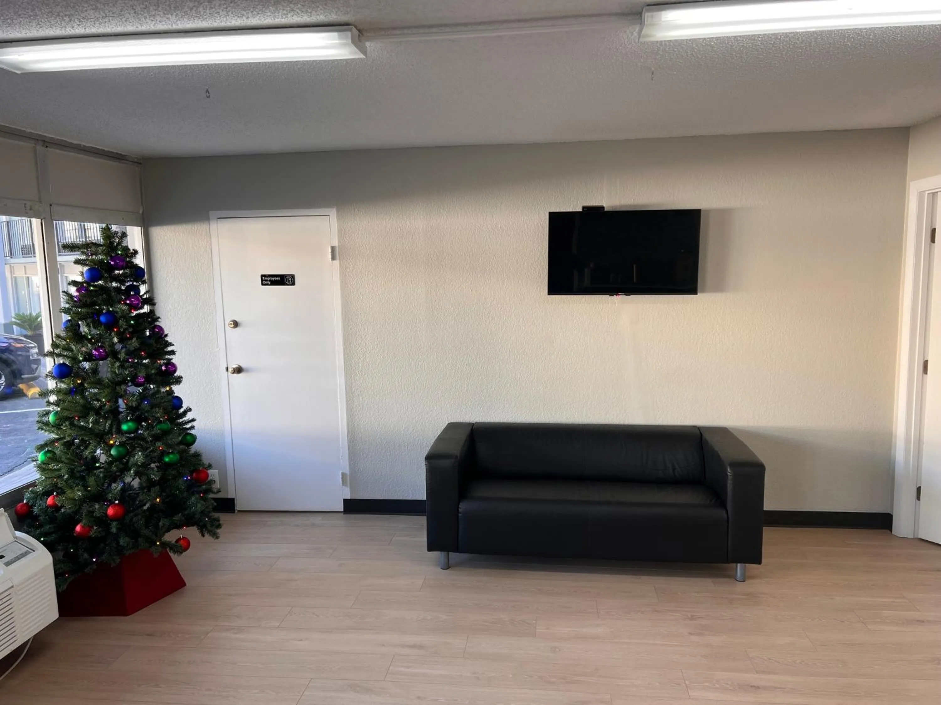 Communal lounge/ TV room in Rodeway Inn