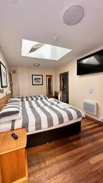 Standard Triple Room - single occupancy in Shanahans B&B with Sports Bar Standard Triple Room - single occupancy in Shanahans B&B with Sports Bar