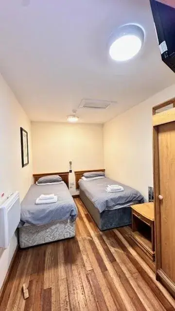 Standard Twin Room - single occupancy in Shanahans B&B with Sports Bar Standard Twin Room - single occupancy in Shanahans B&B with Sports Bar