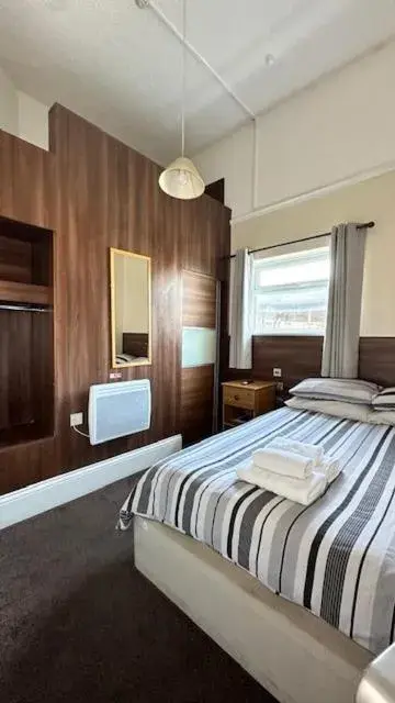 Double Room with Private Bathroom - single occupancy in Shanahans B&B with Sports Bar Double Room with Private Bathroom - single occupancy in Shanahans B&B with Sports Bar