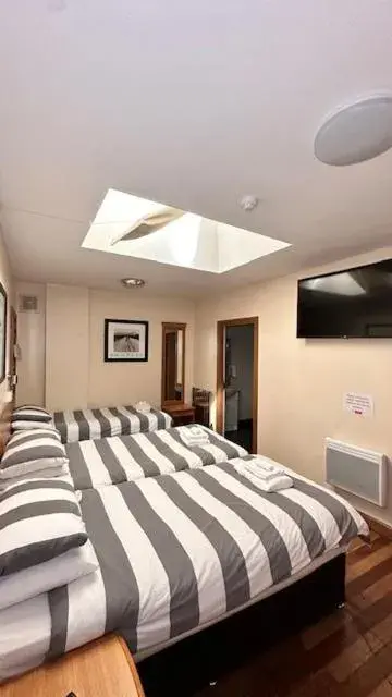Standard Triple Room - single occupancy in Shanahans B&B with Sports Bar Standard Triple Room - single occupancy in Shanahans B&B with Sports Bar