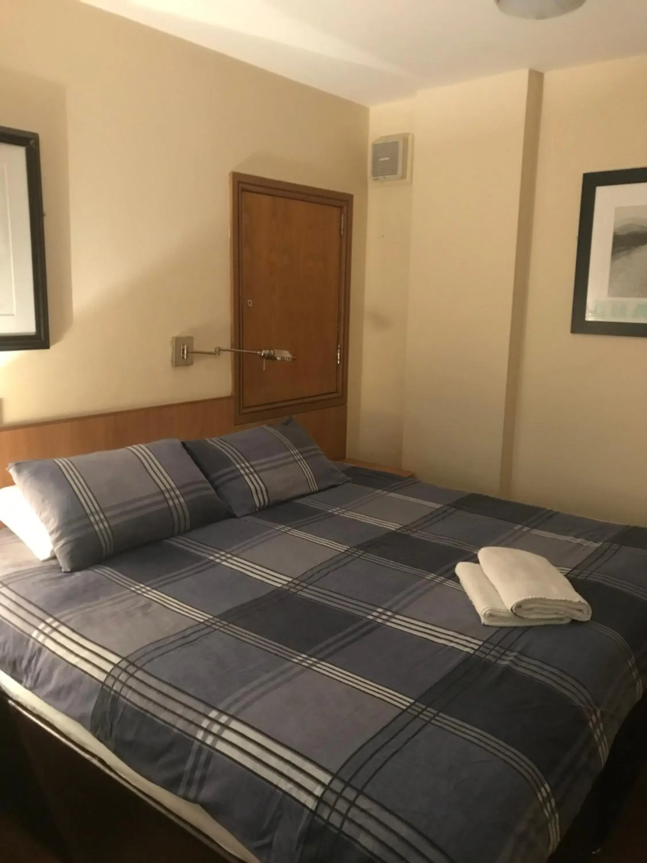 Shanahans B&B with Sports Bar Shanahans B&B with Sports Bar