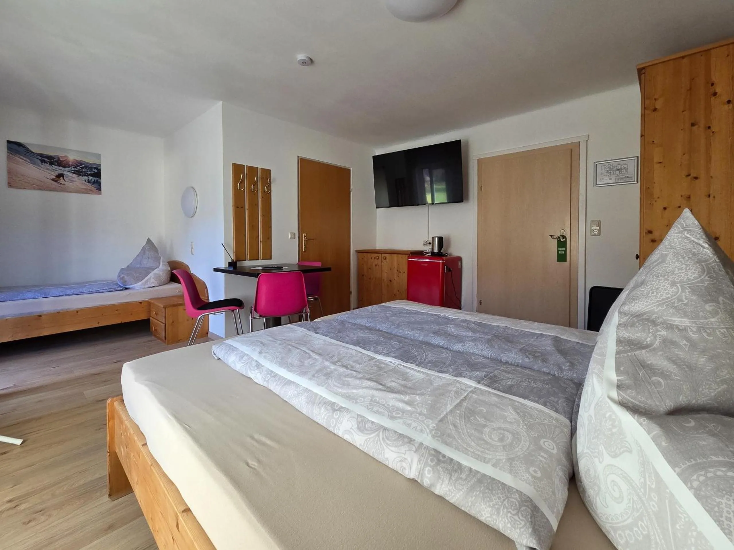 Photo of the whole room, Bed in Botenwirt - Self Check in