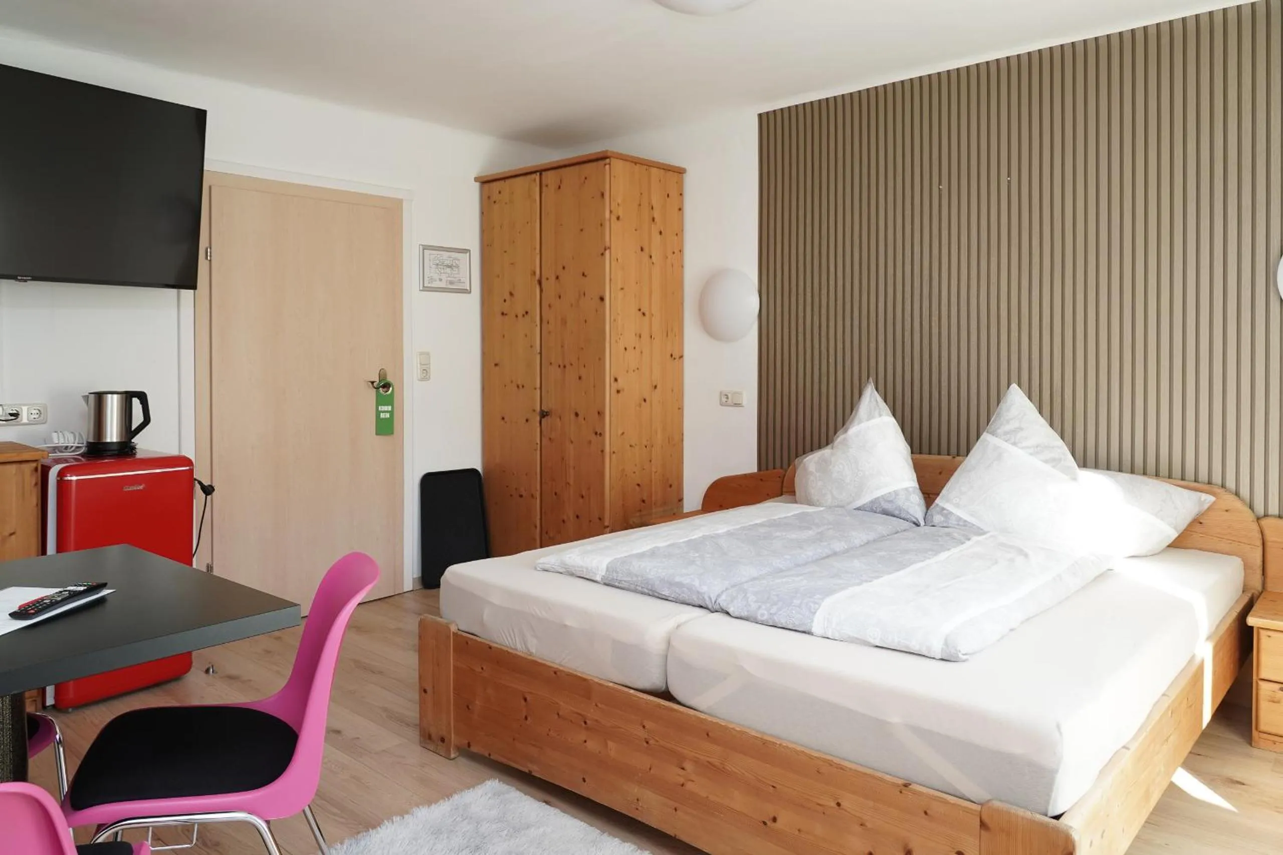 Photo of the whole room, Bed in Botenwirt - Self Check in