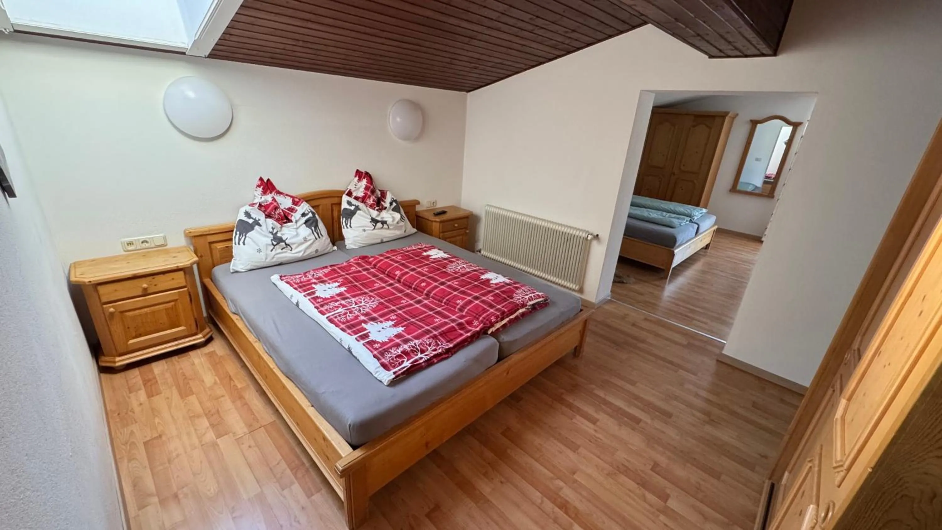 Photo of the whole room, Bed in Botenwirt - Self Check in