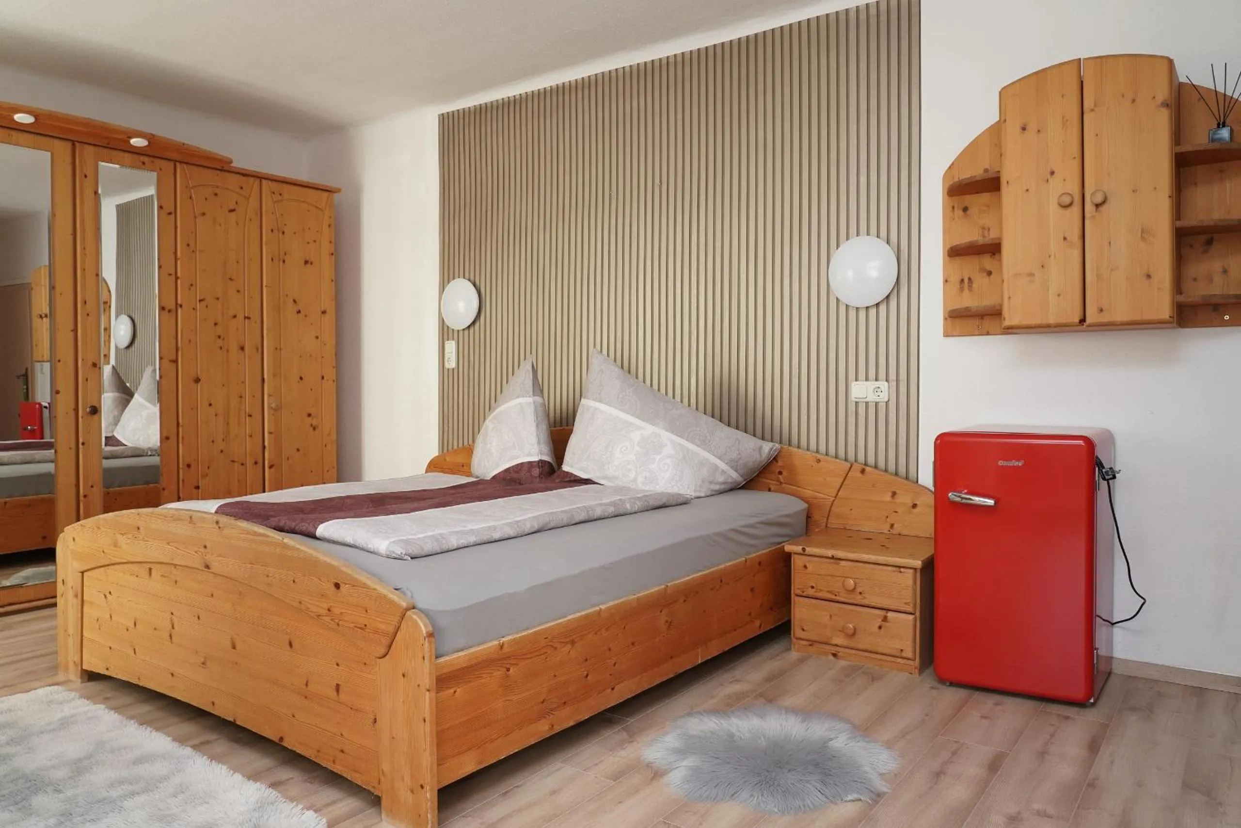 Photo of the whole room, Bed in Botenwirt - Self Check in