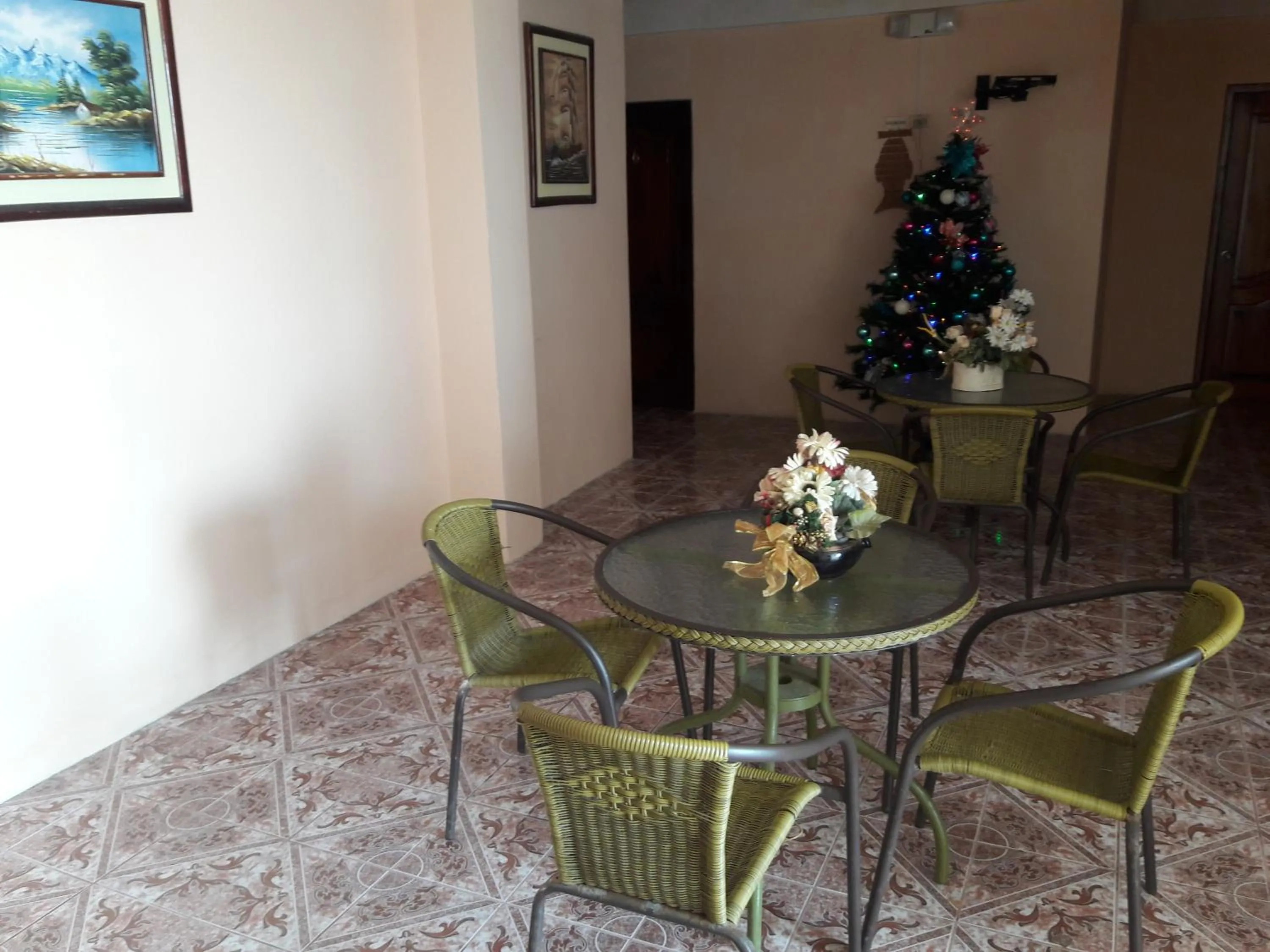 Restaurant/places to eat in Hostal Haziel