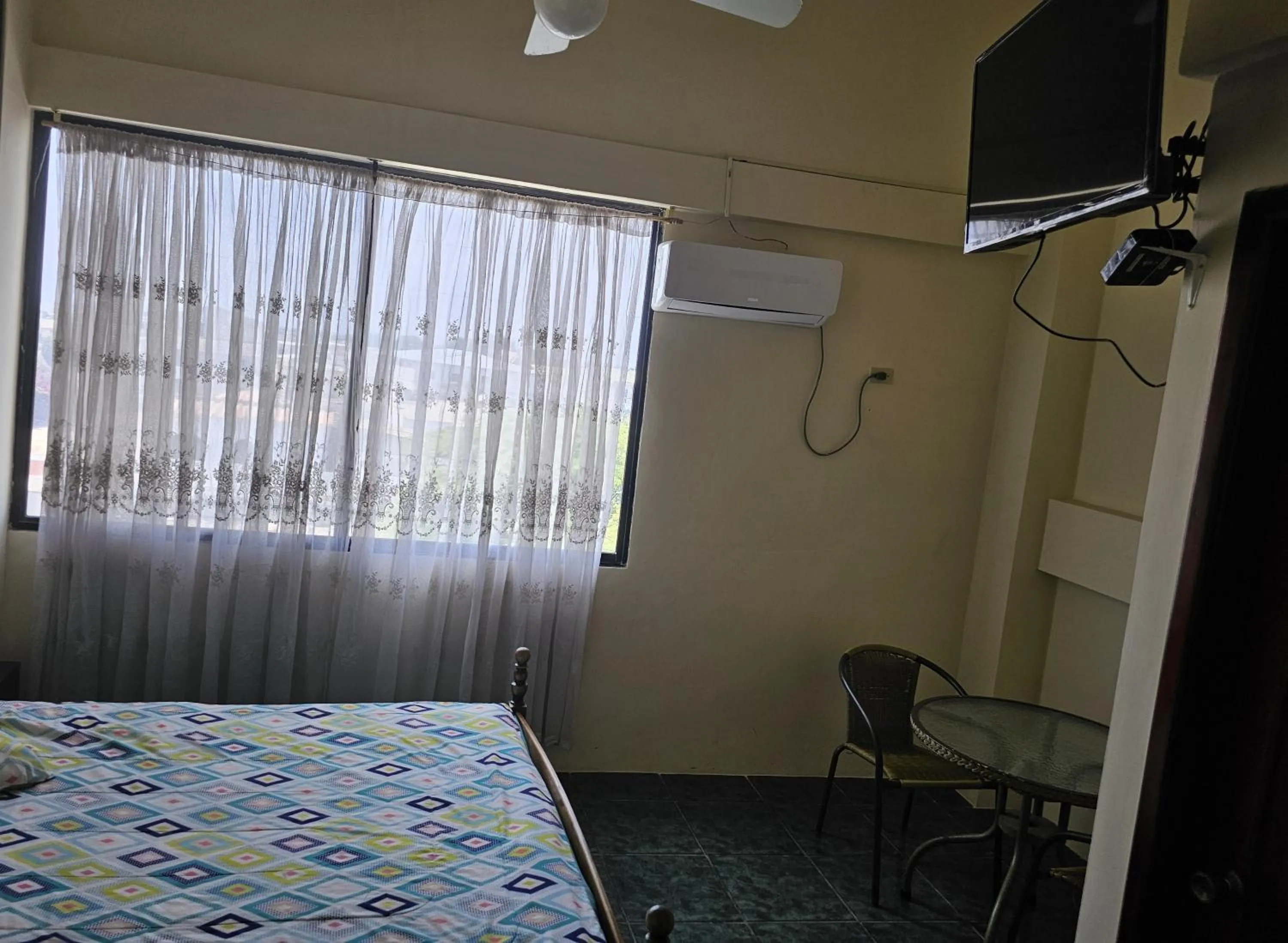 Facade/entrance, Bed in Hostal Haziel