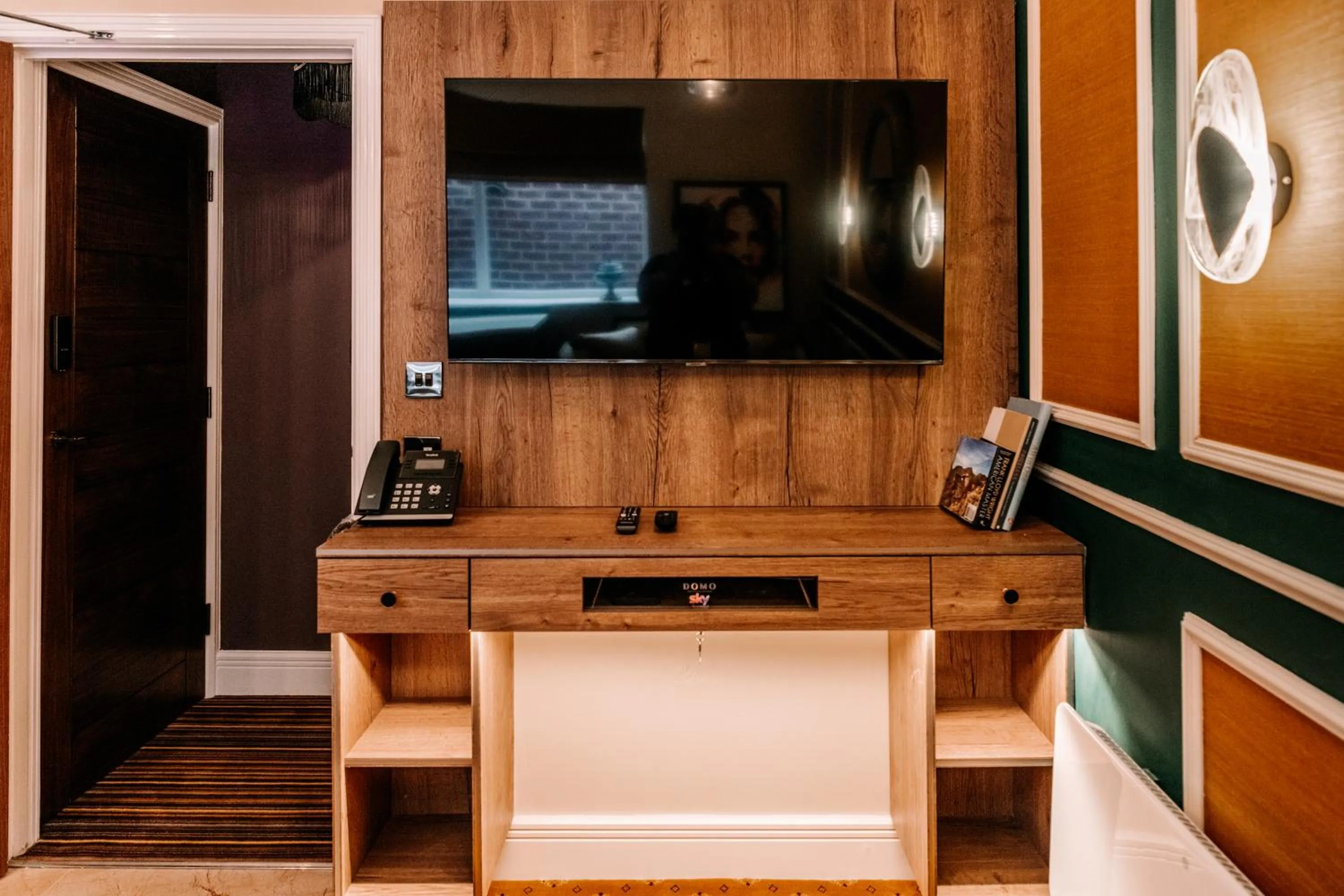 TV and multimedia in Domo Boutique Hotel Birmingham