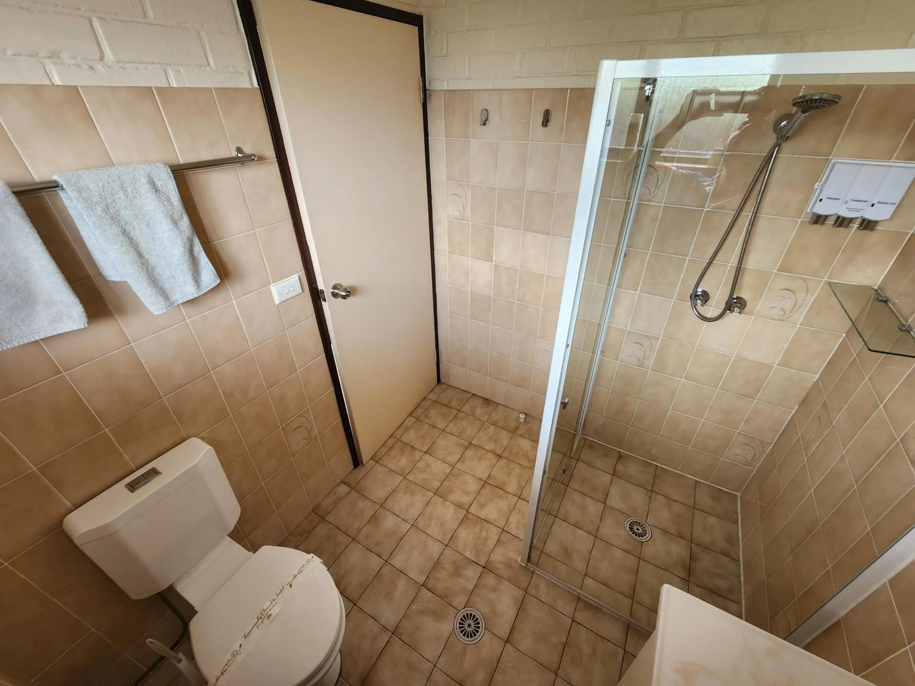 Shower in Idlewilde Town & Country Motor Inn