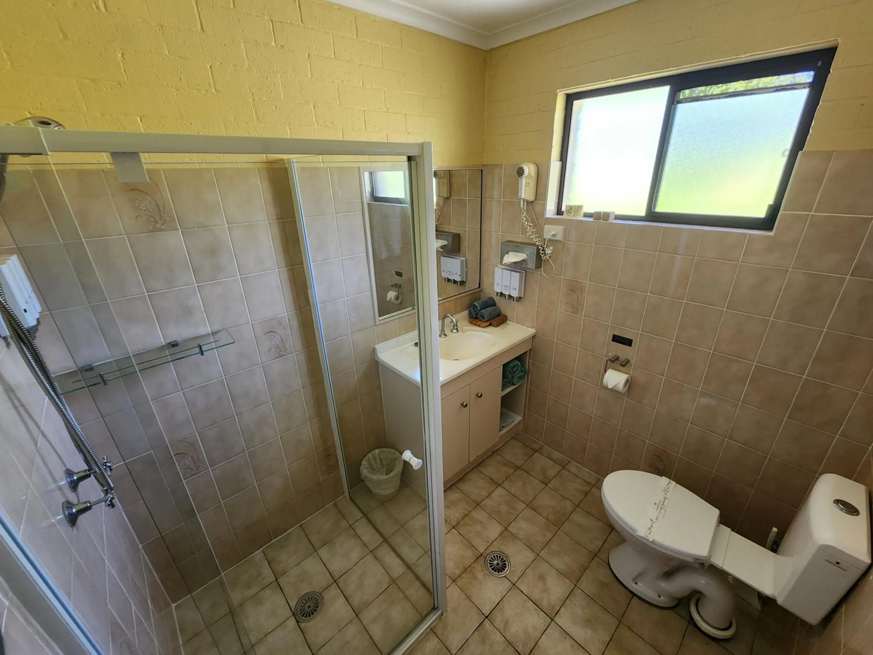 Shower in Idlewilde Town & Country Motor Inn