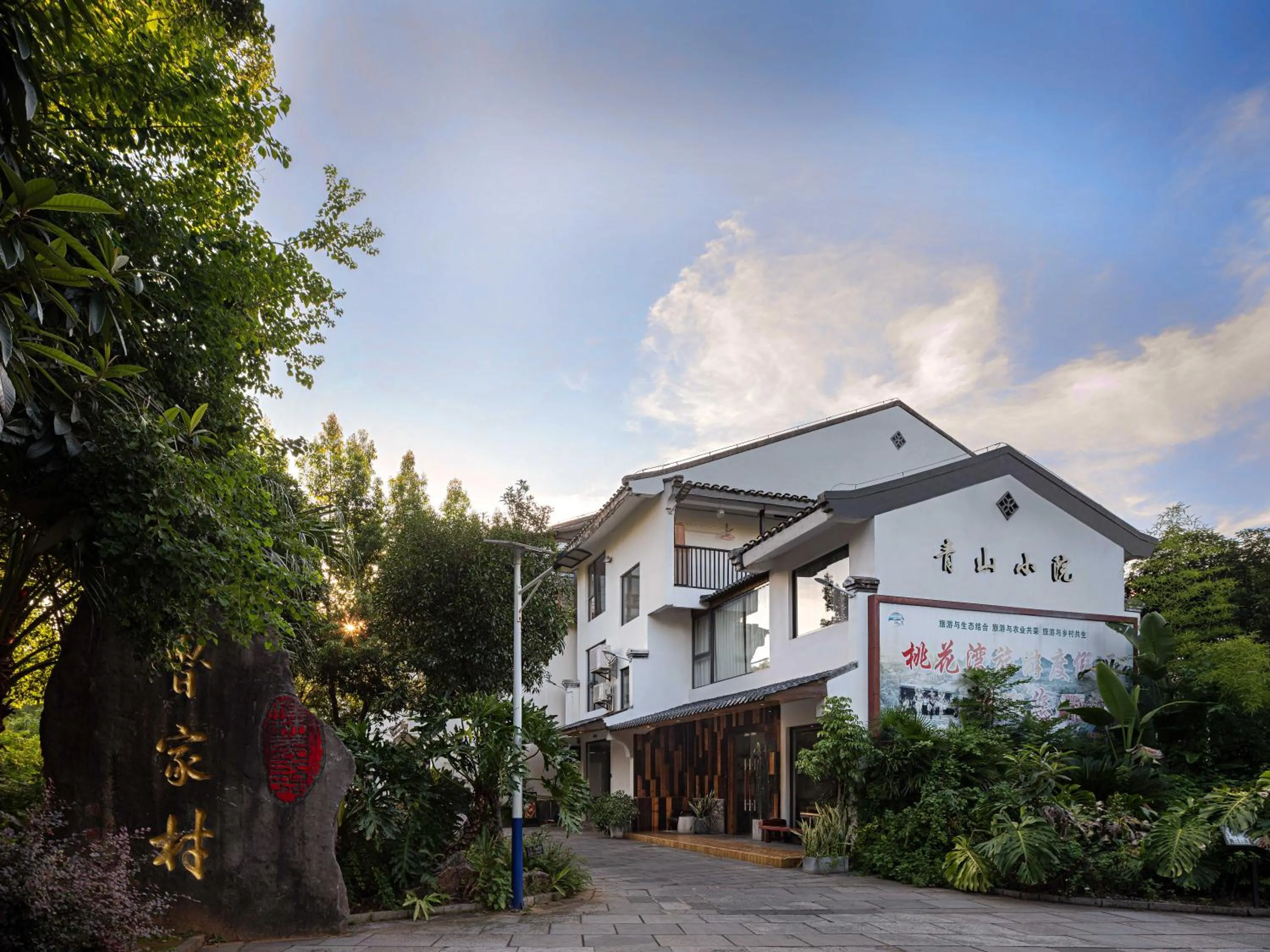 Castle peak yard Inn Free railway st ation pick-up by 2 nights