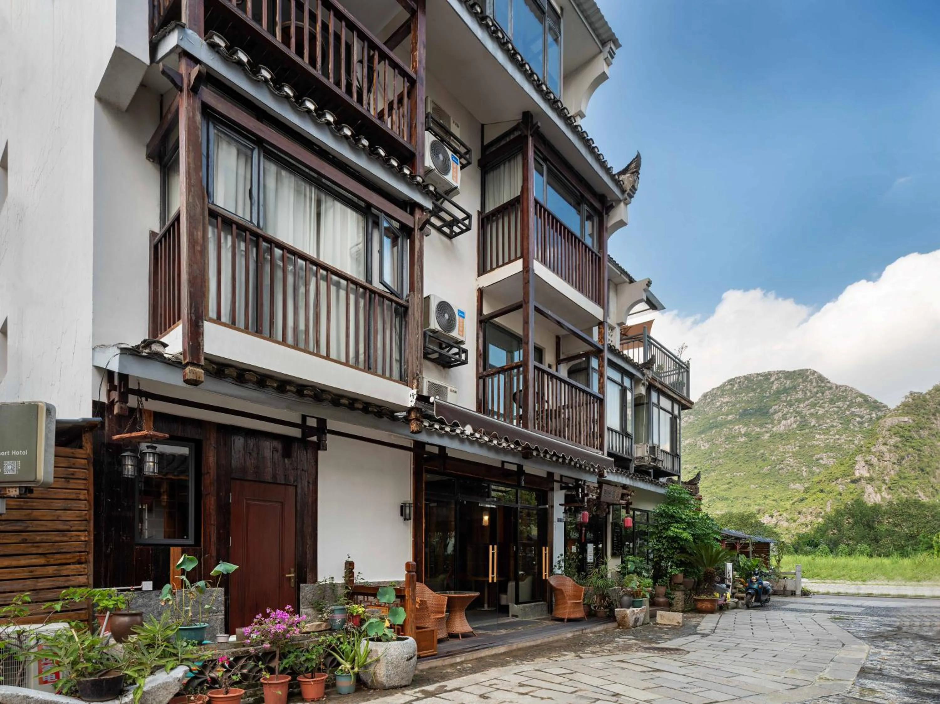 Vacation Home in Castle peak yard Inn Free railway st ation pick-up by 2 nights