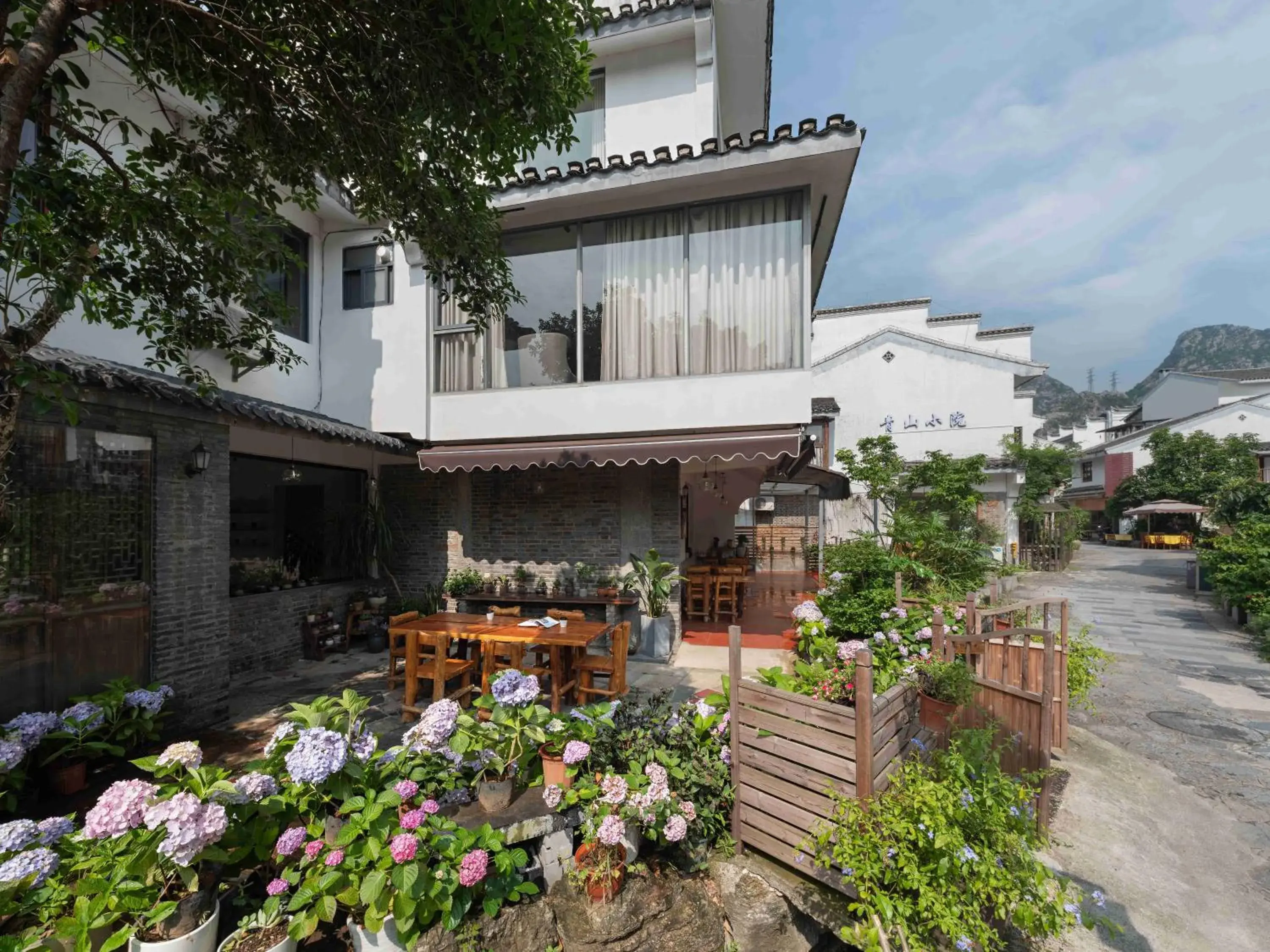 Villa with Garden View in Castle peak yard Inn Free railway st ation pick-up by 2 nights Villa with Garden View in Castle peak yard Inn Free railway st ation pick-up by 2 nights