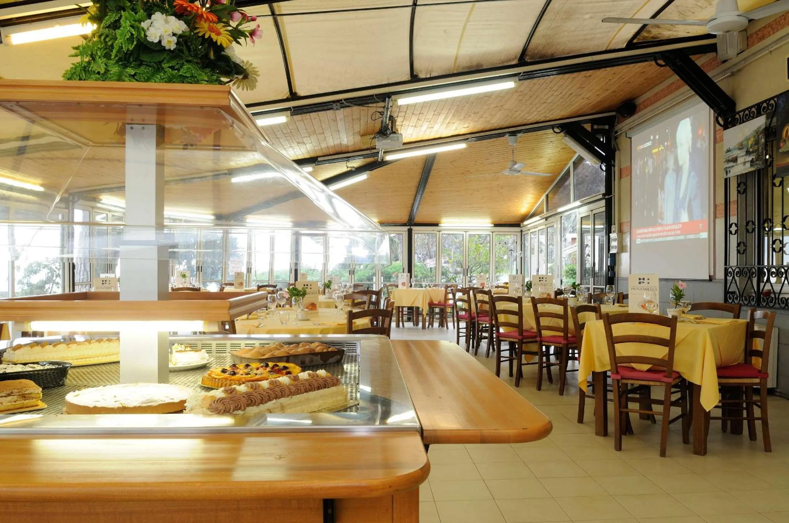 Restaurant/places to eat in Hotel Puntabella