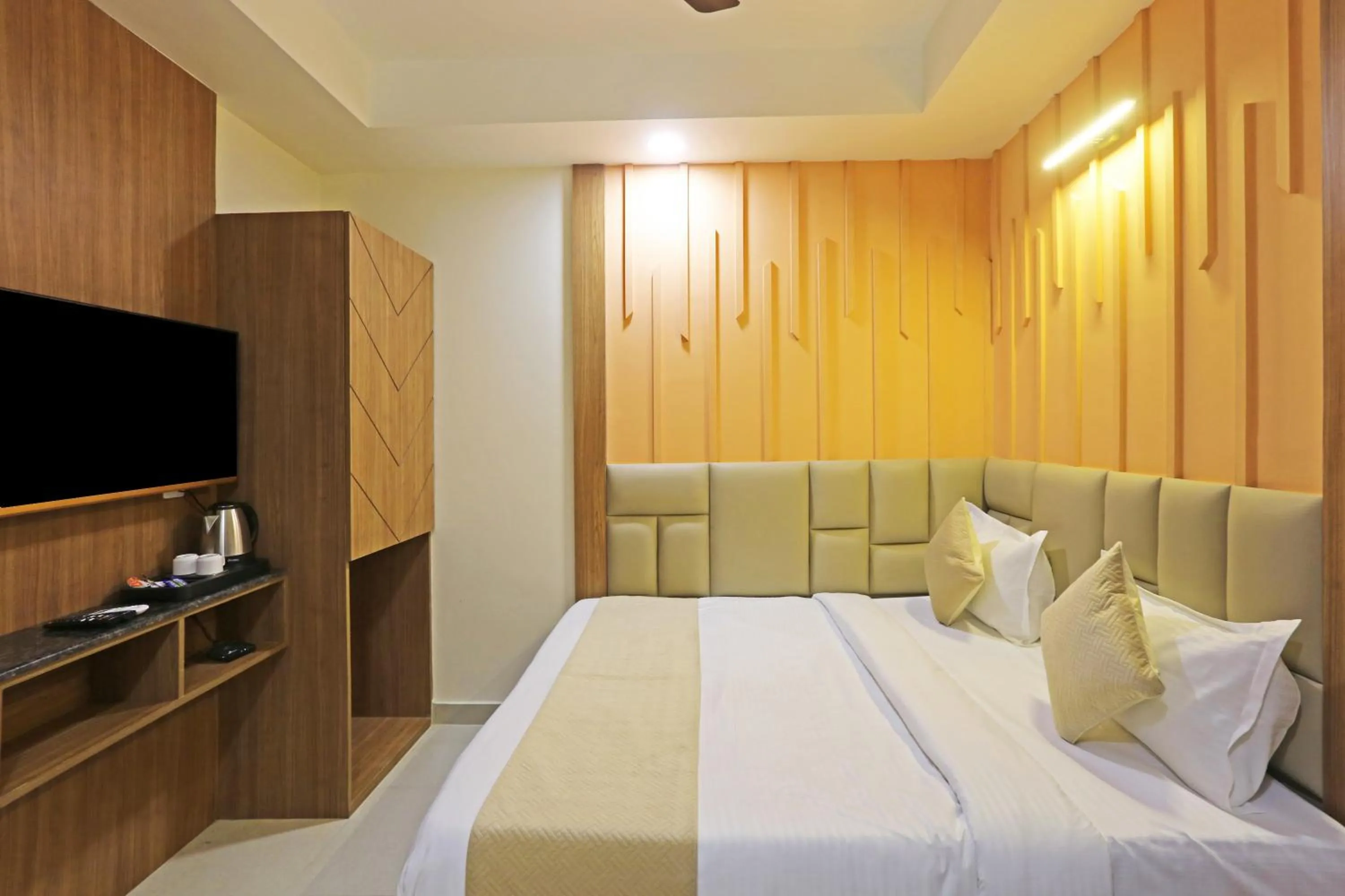 Communal lounge/ TV room, Bed in Hotel Nova Inn Near Delhi Airport