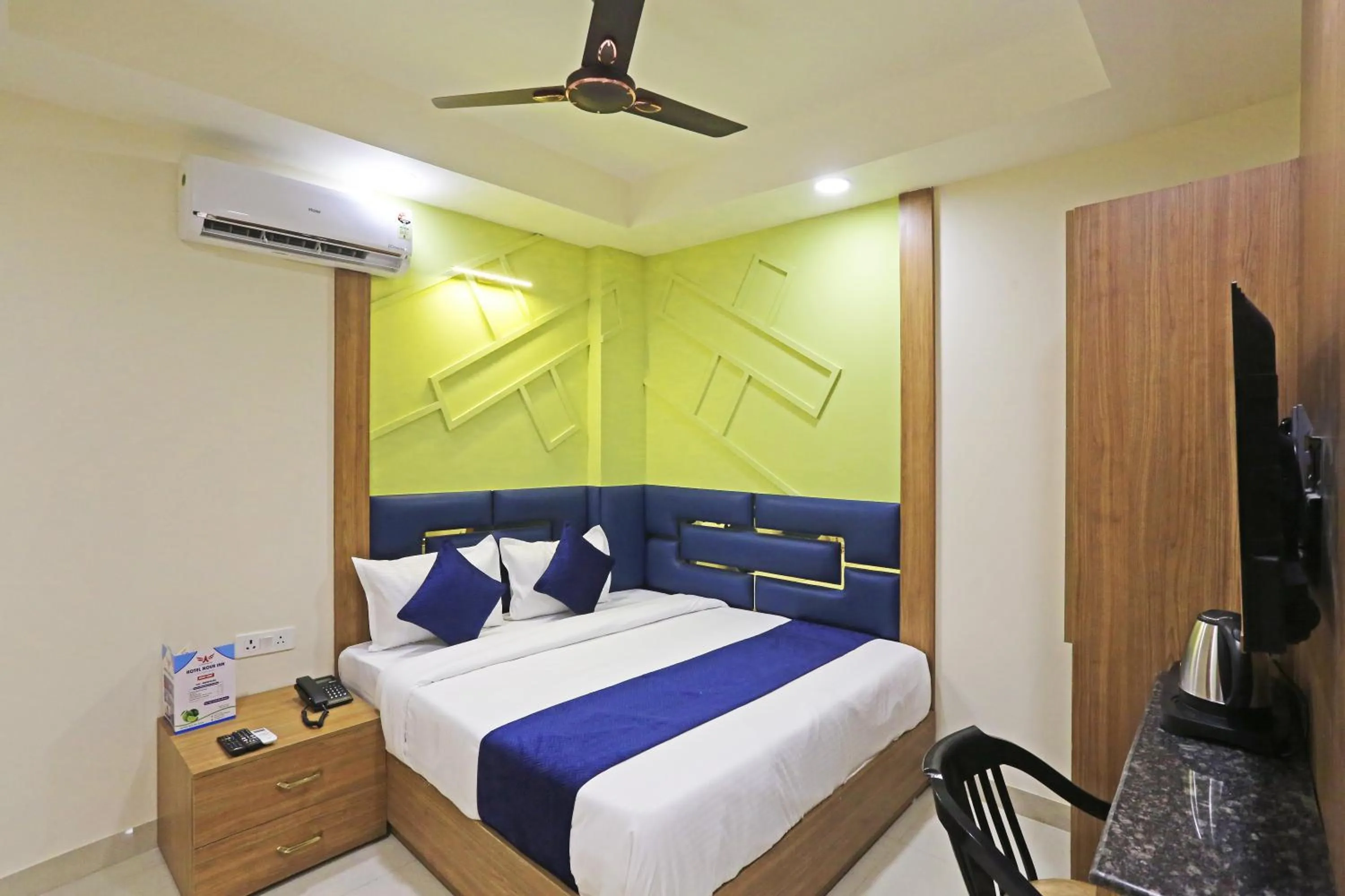 Communal lounge/ TV room, Bed in Hotel Nova Inn Near Delhi Airport