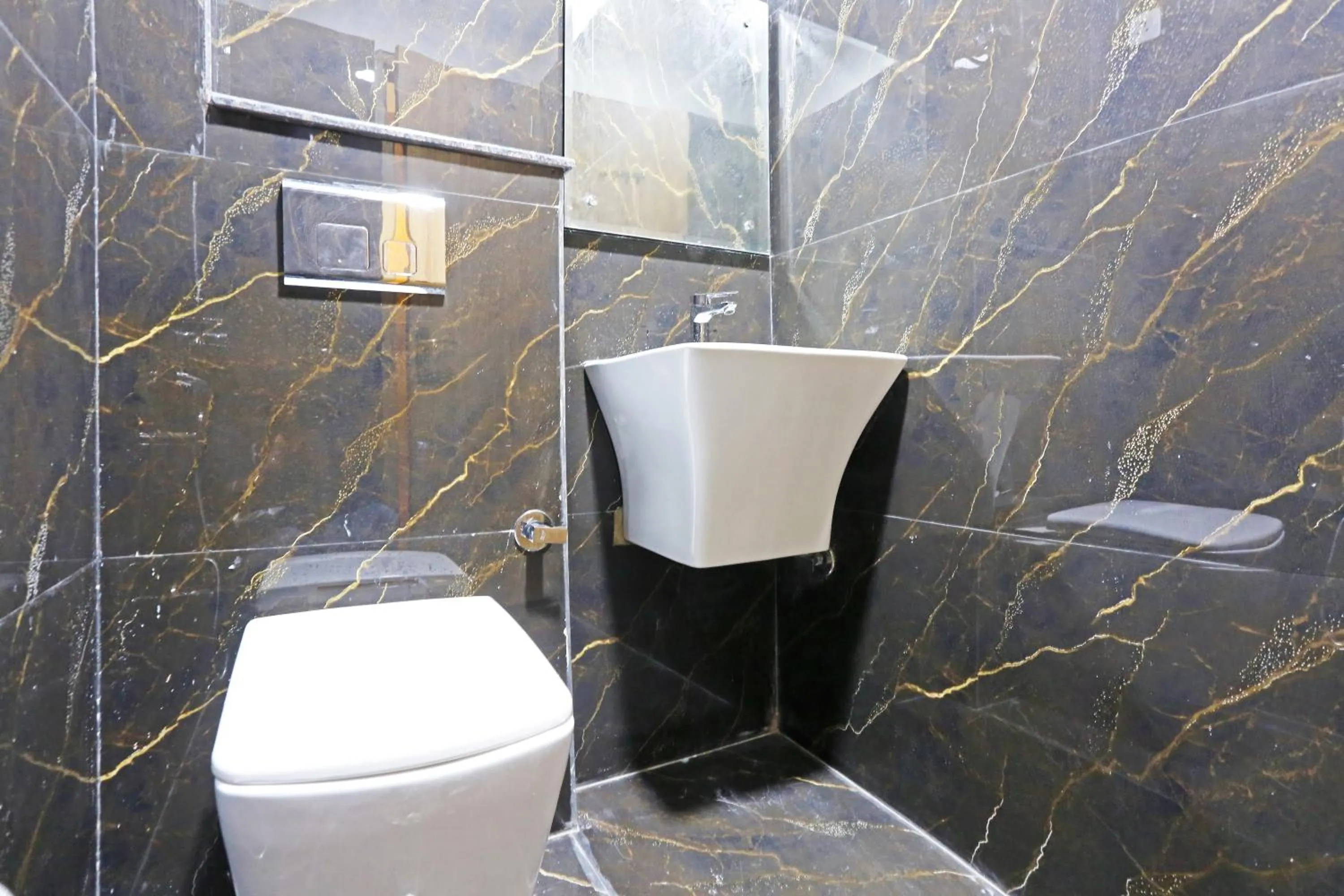 Shower in Hotel Nova Inn Near Delhi Airport