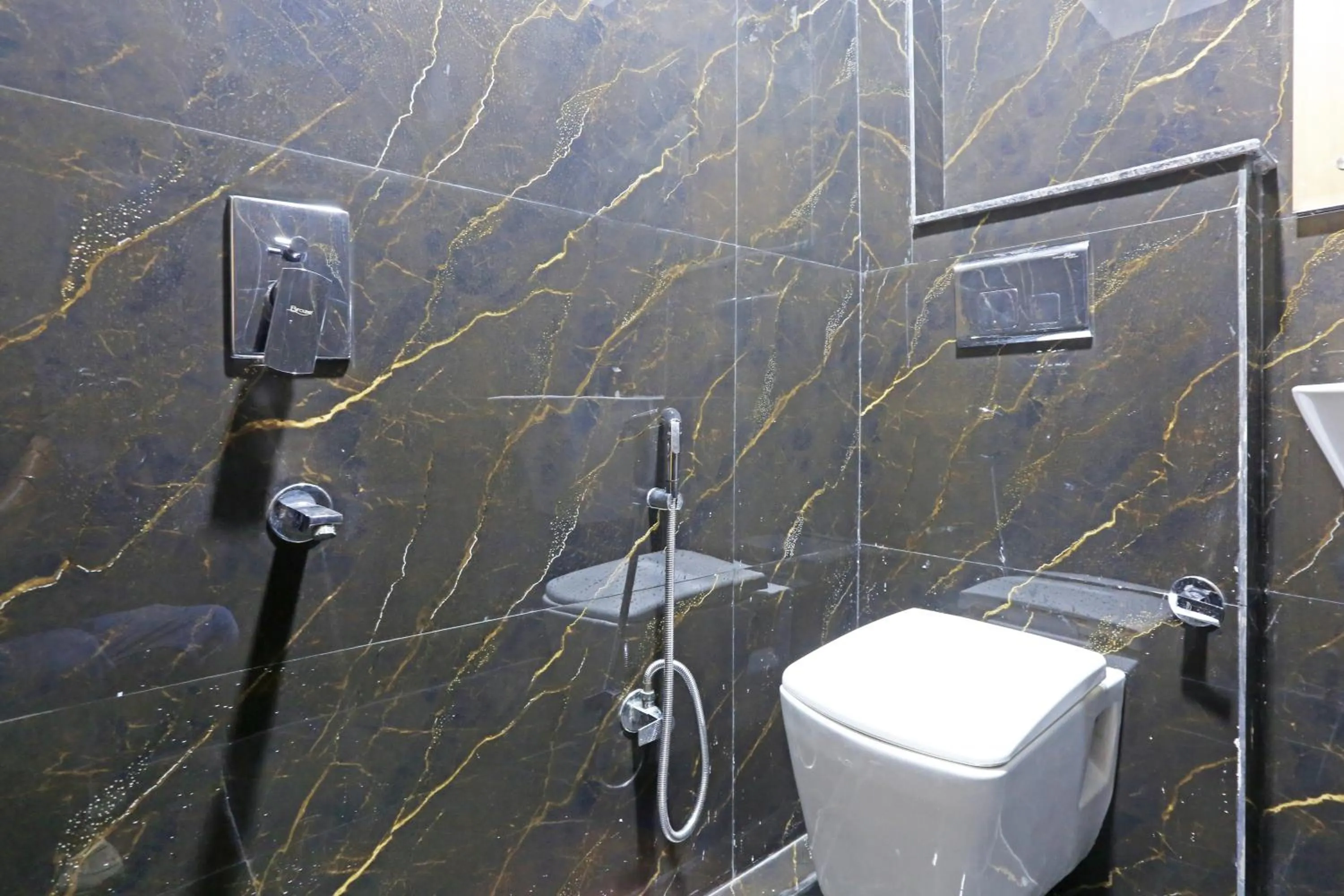 Bathroom in Hotel Nova Inn Near Delhi Airport