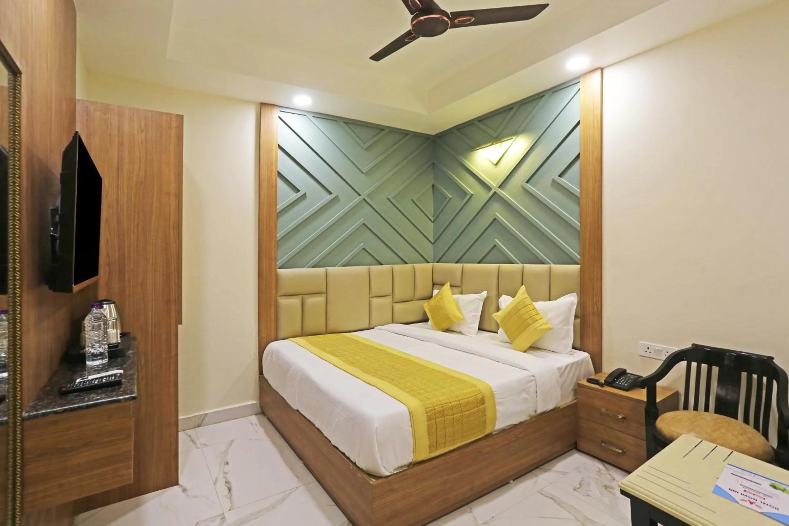 Communal lounge/ TV room, Bed in Hotel Nova Inn Near Delhi Airport