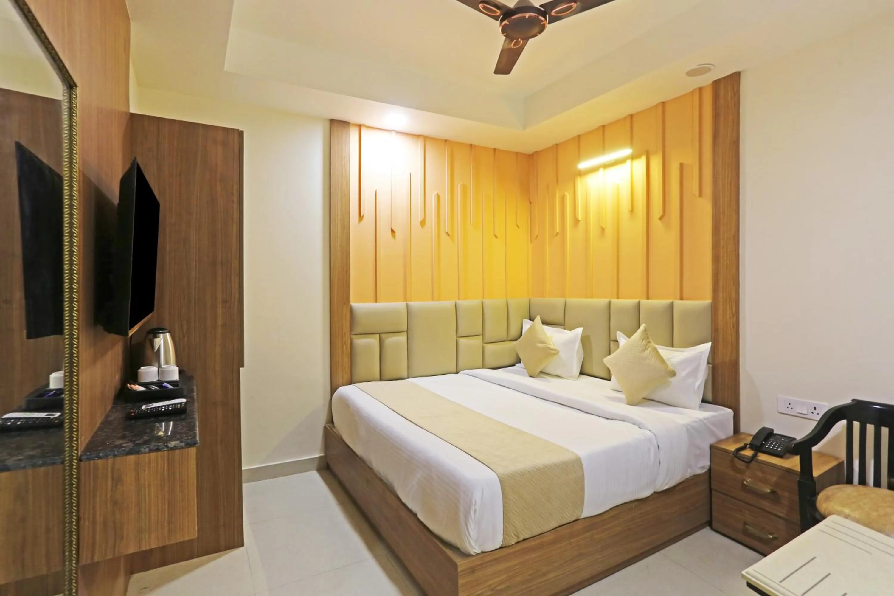 Communal lounge/ TV room, Bed in Hotel Nova Inn Near Delhi Airport