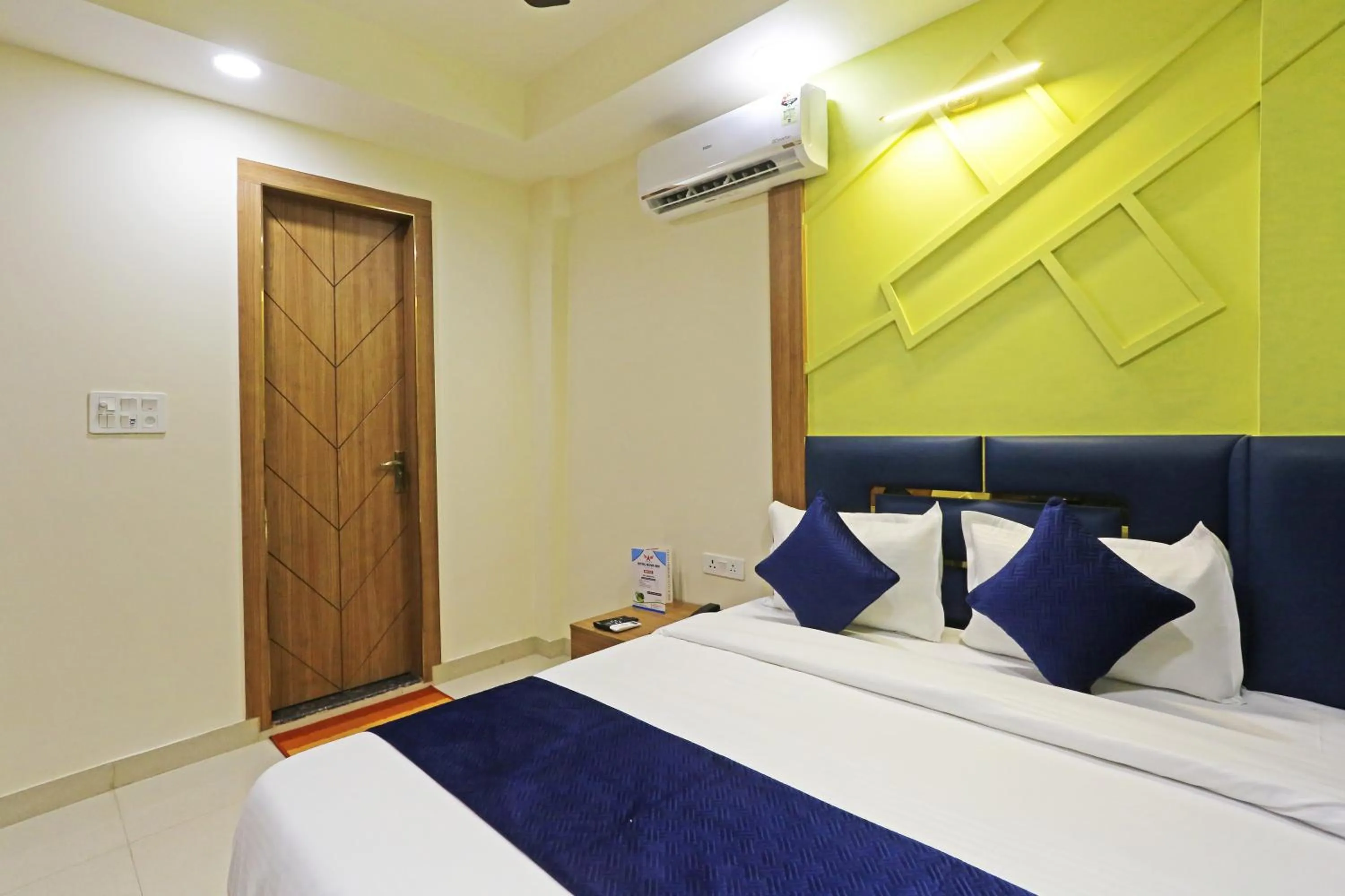 Bed in Hotel Nova Inn Near Delhi Airport