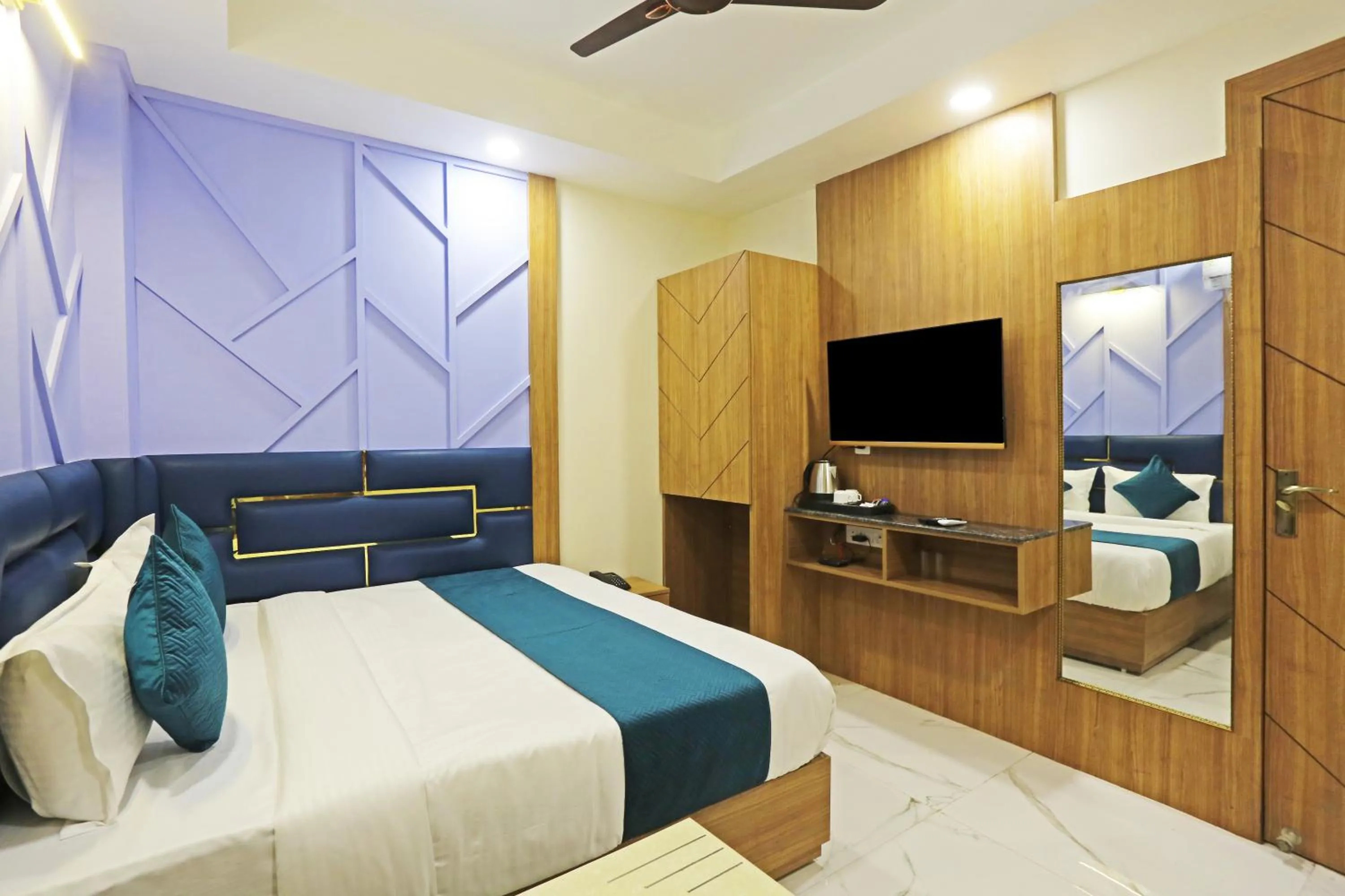Communal lounge/ TV room, Bed in Hotel Nova Inn Near Delhi Airport