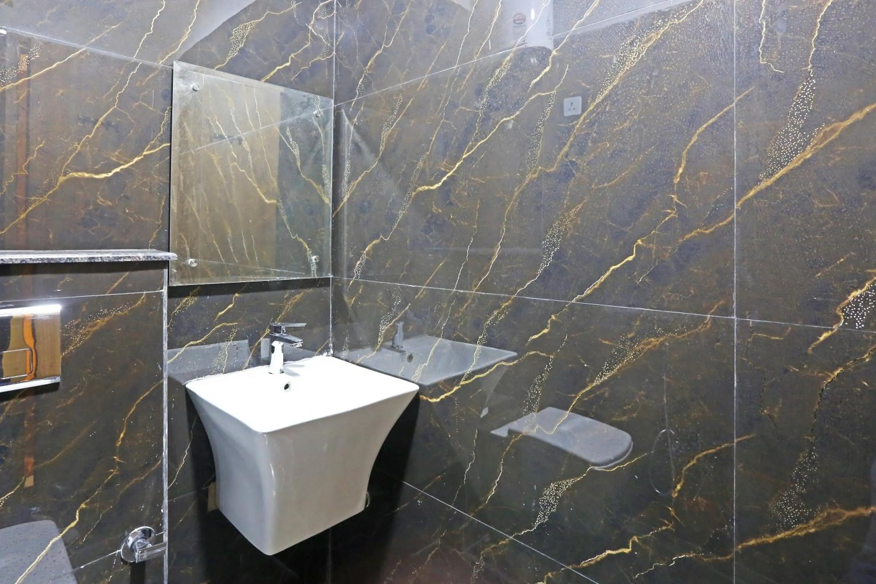 Shower in Hotel Nova Inn Near Delhi Airport