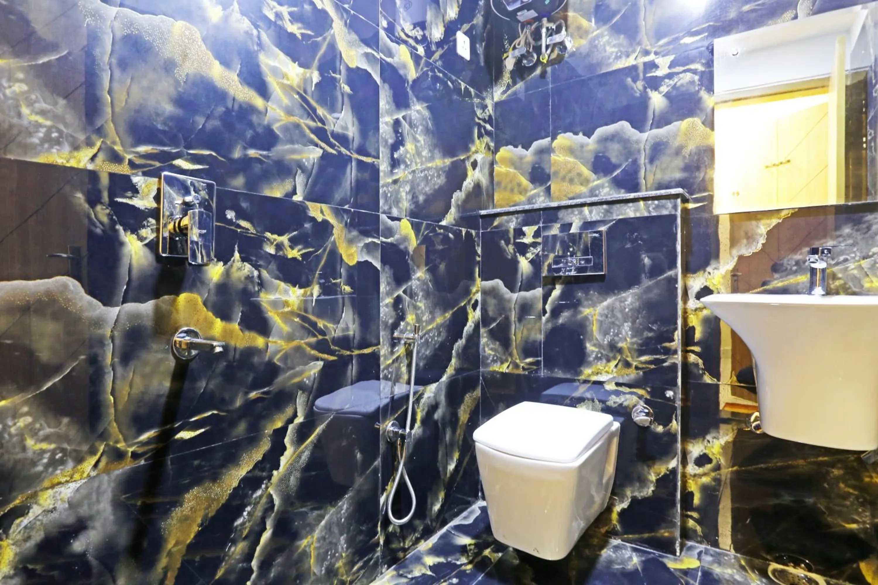 Shower in Hotel Nova Inn Near Delhi Airport