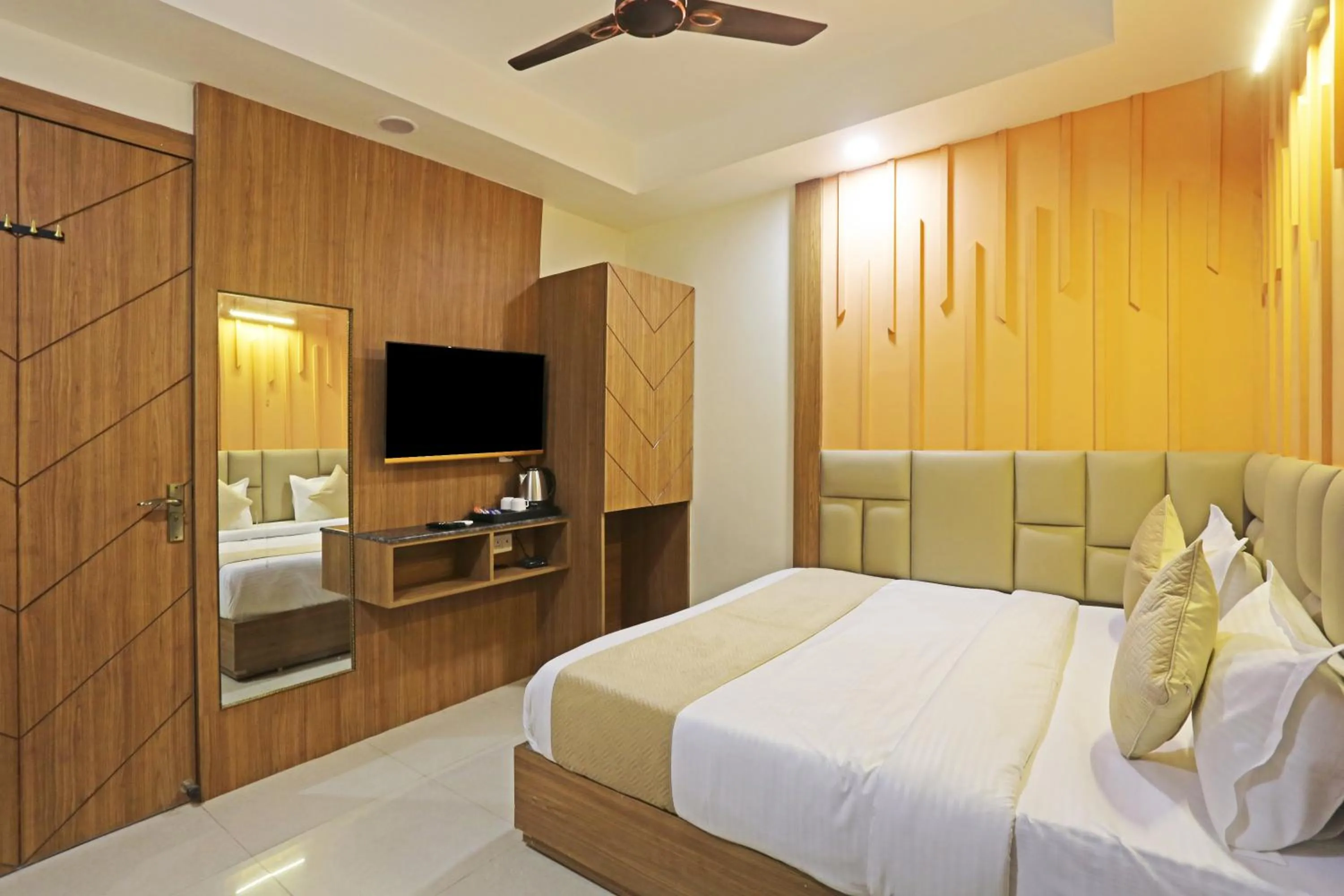 Communal lounge/ TV room, Bed in Hotel Nova Inn Near Delhi Airport